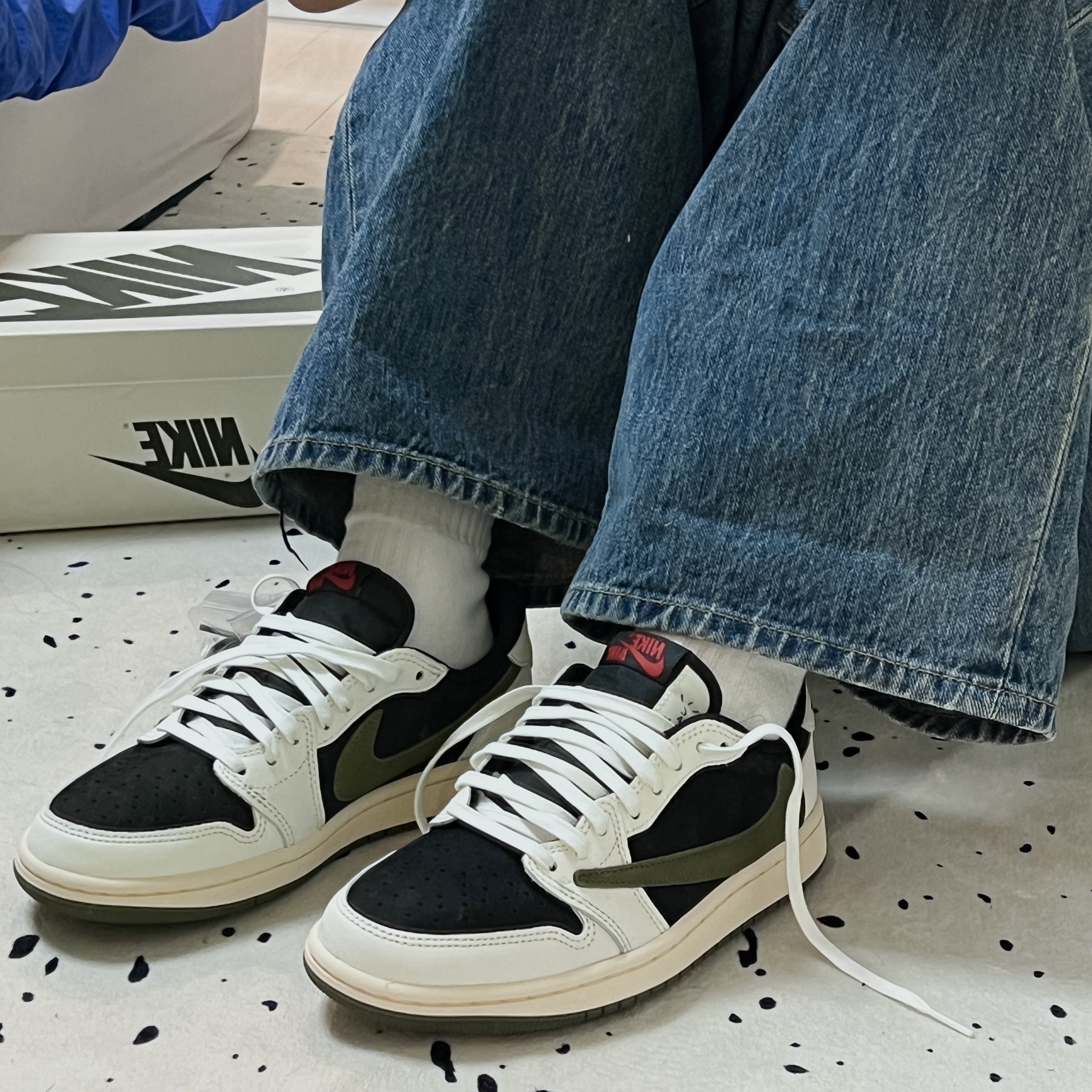 (W) Jordan 1 x Travis Scott Retro Low OG SP Medium Olive 착용 스타일 - 1