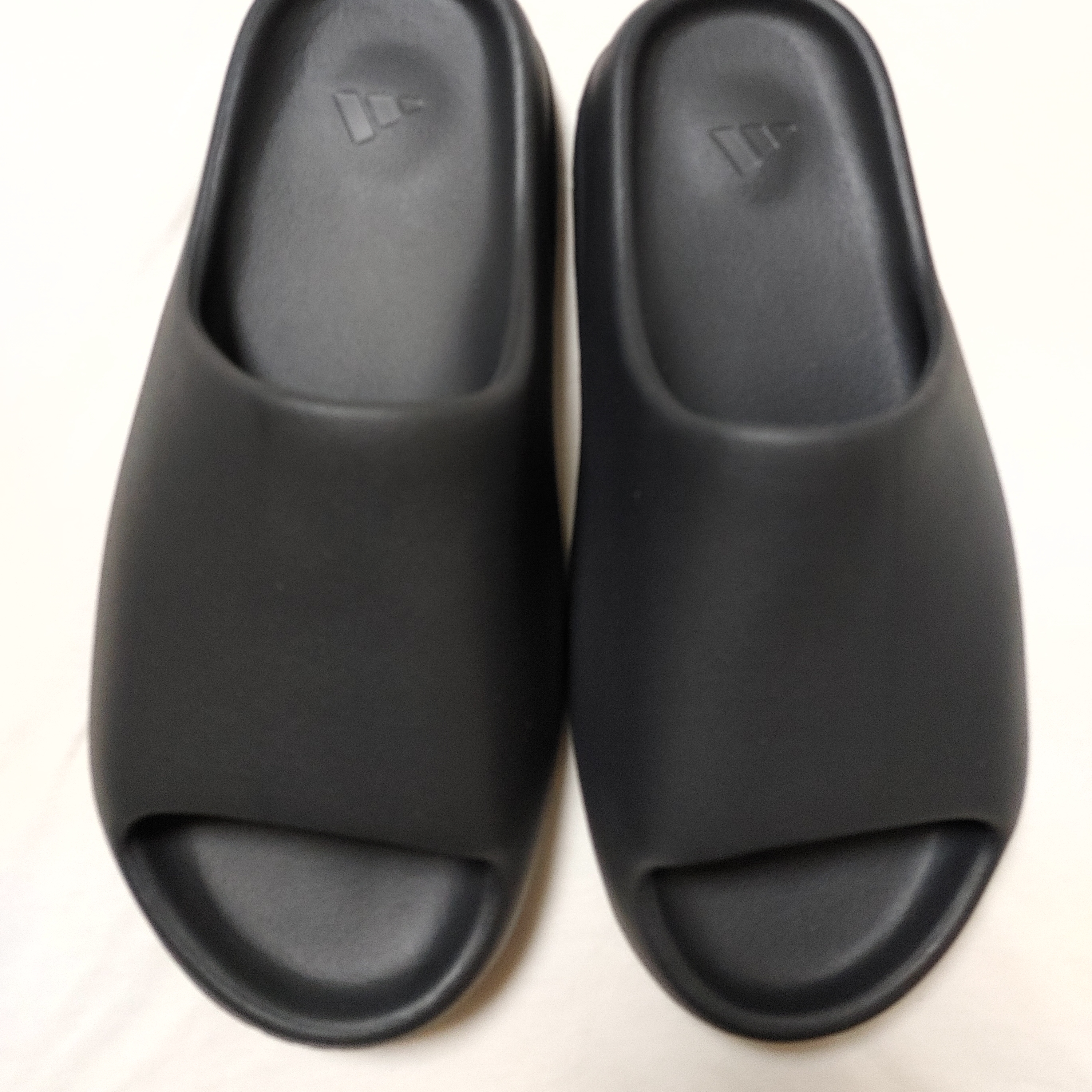 Adidas Yeezy Slide Onyx 착용 스타일