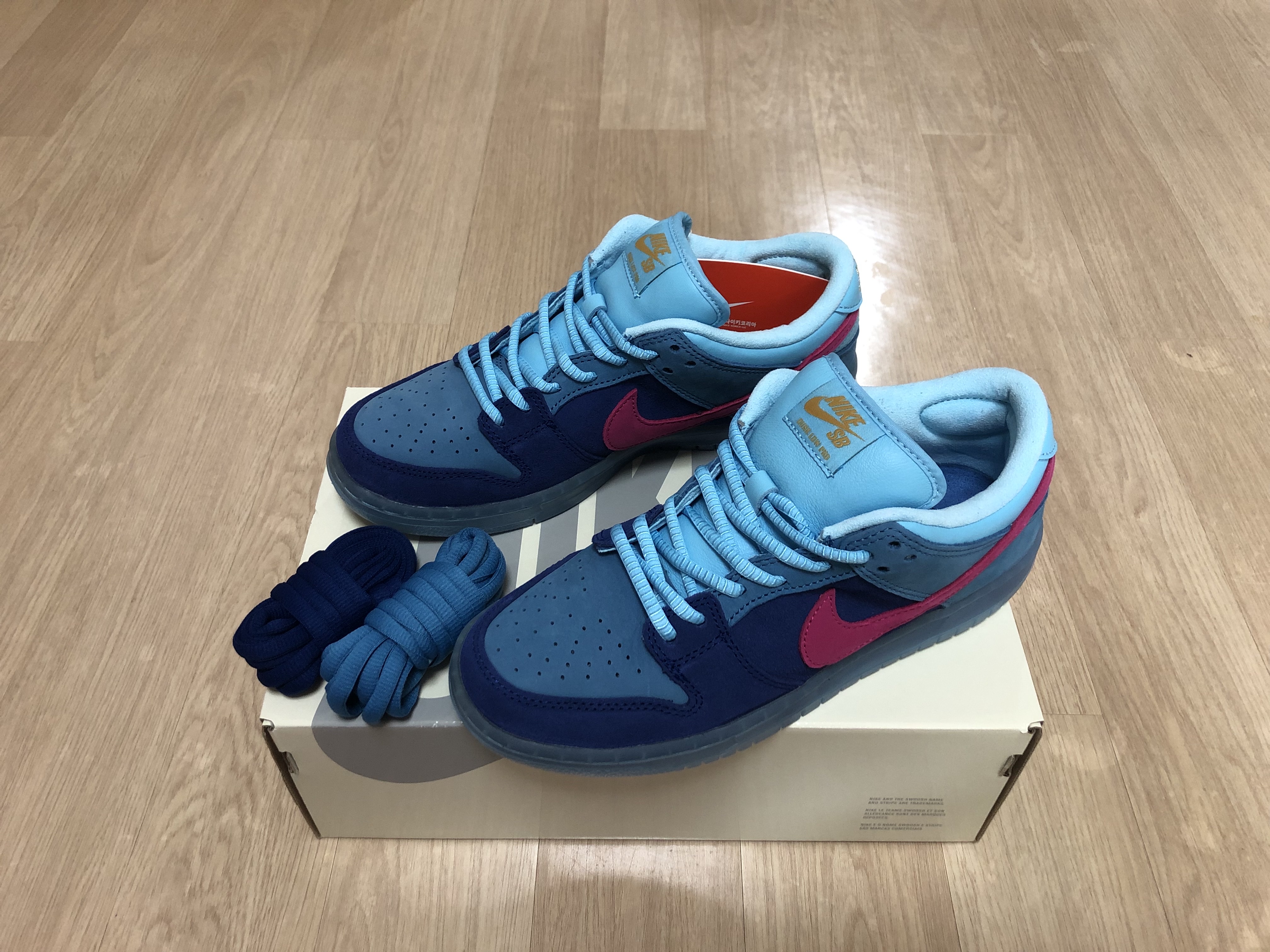 Nike x Run The Jewels SB Dunk Low Deep Royal Blue and Active Pink 착용 스타일 - 1