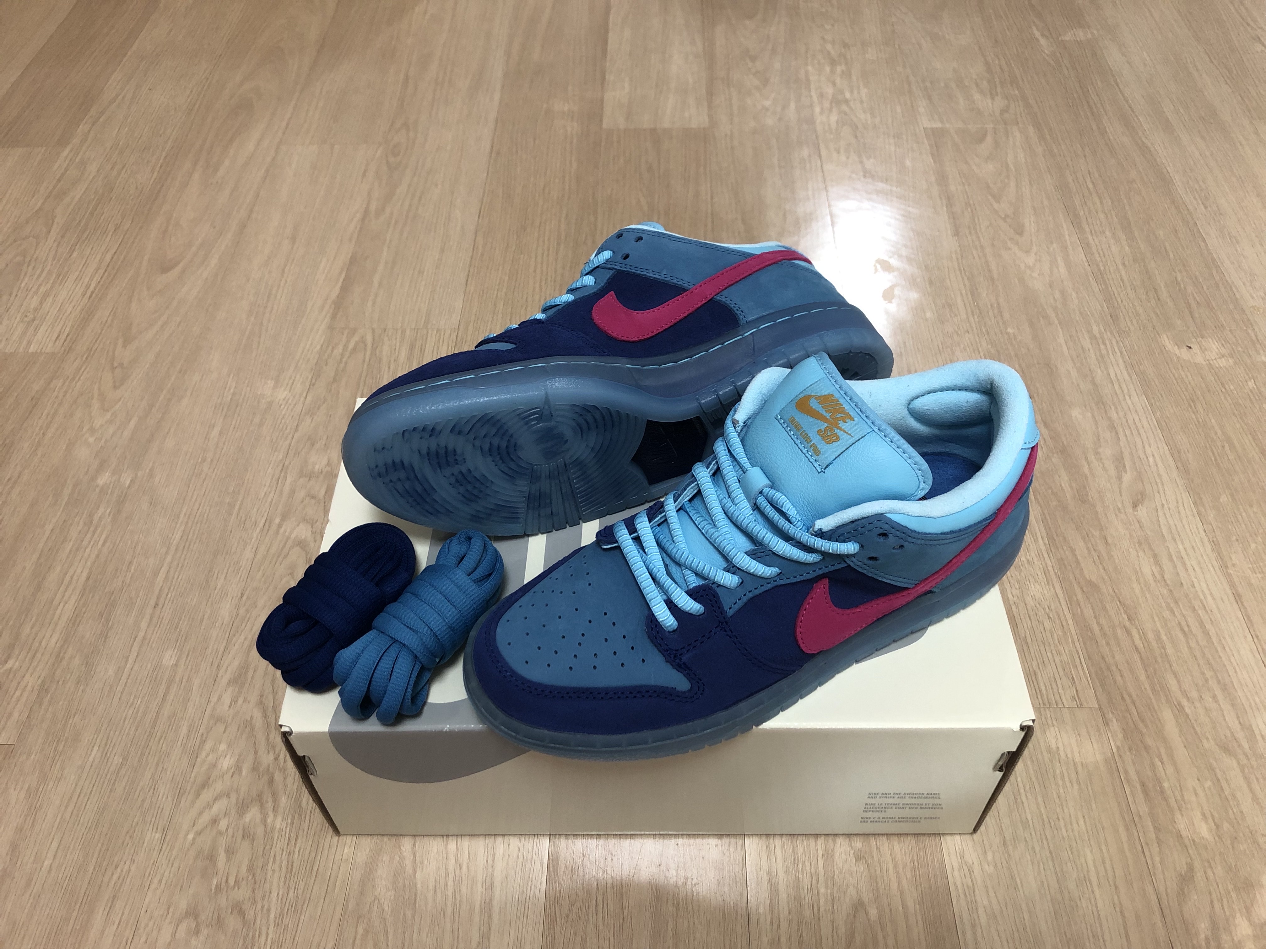 Nike x Run The Jewels SB Dunk Low Deep Royal Blue and Active Pink 착용 스타일 - 2