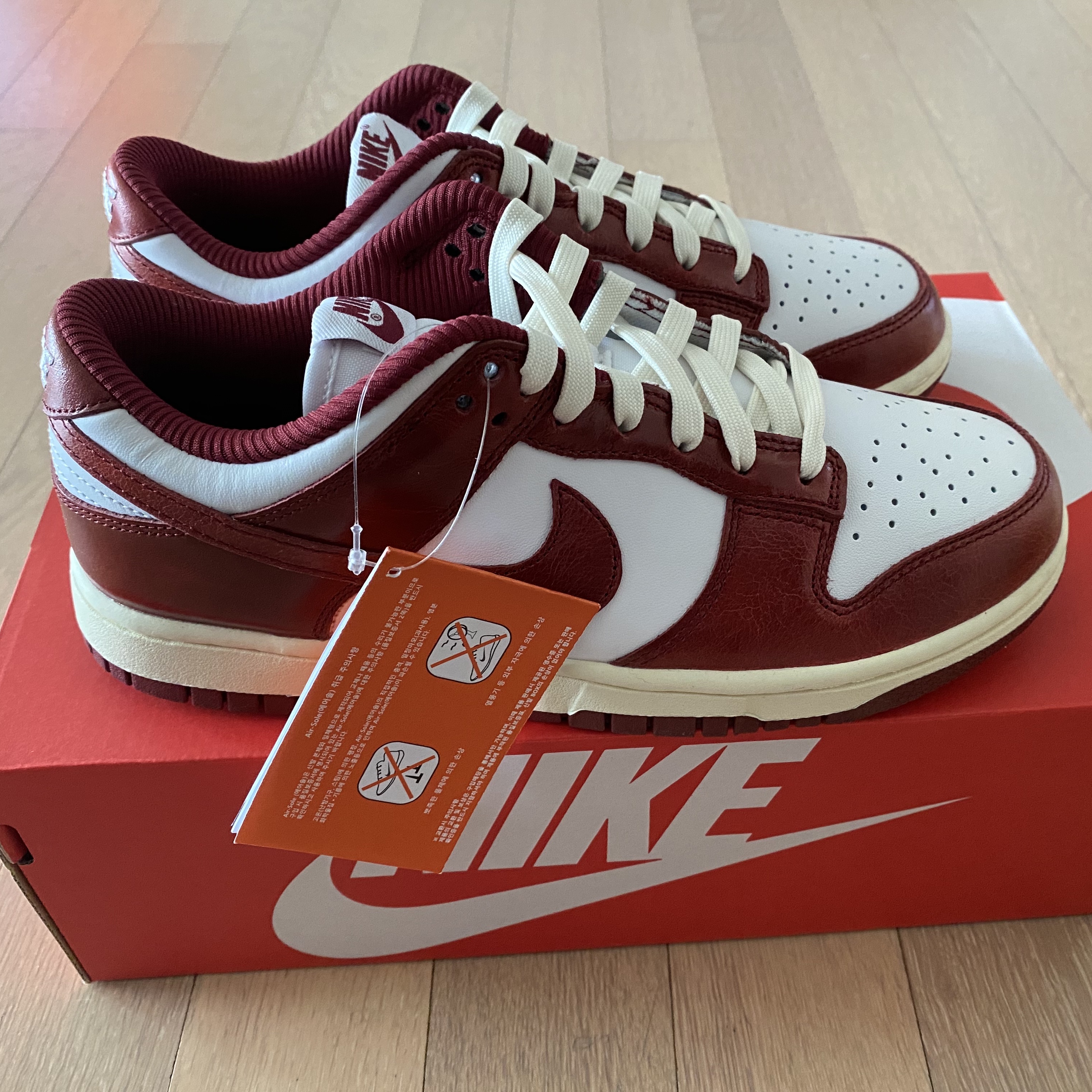 (W) Nike Dunk Low Retro PRM Team Red and White 착용 스타일 - 4