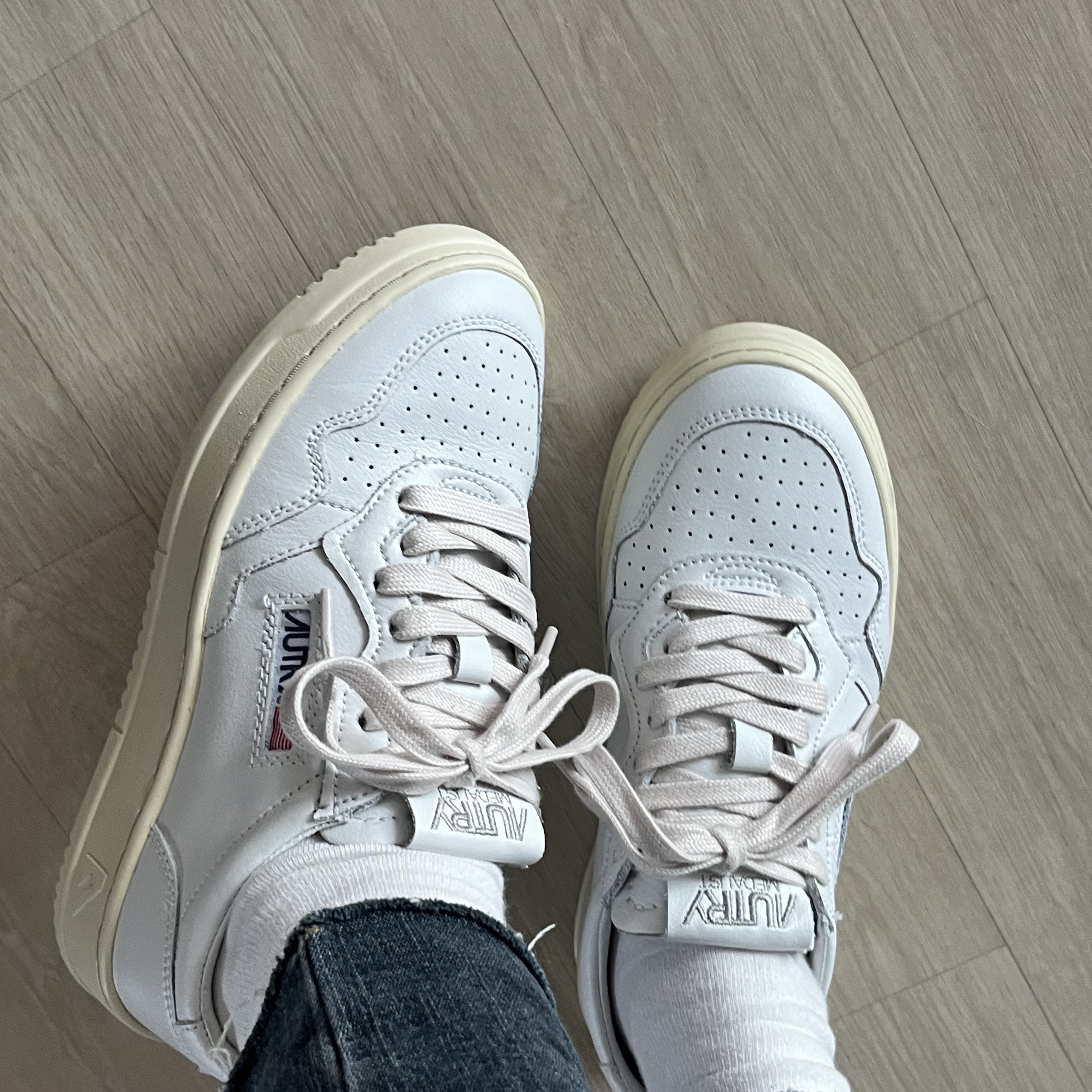 (W) Autry Medalist Low Leather Sneakers White 착용 스타일 - 1