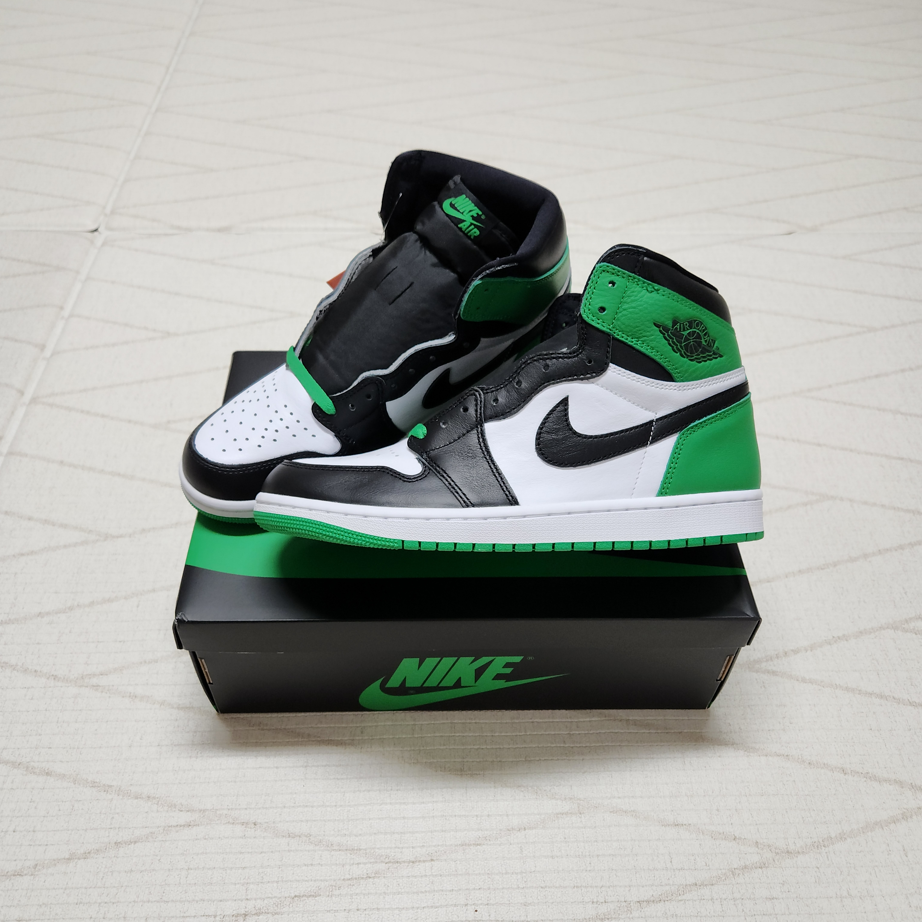Jordan 1 Retro High OG Black and Lucky Green 착용 스타일
