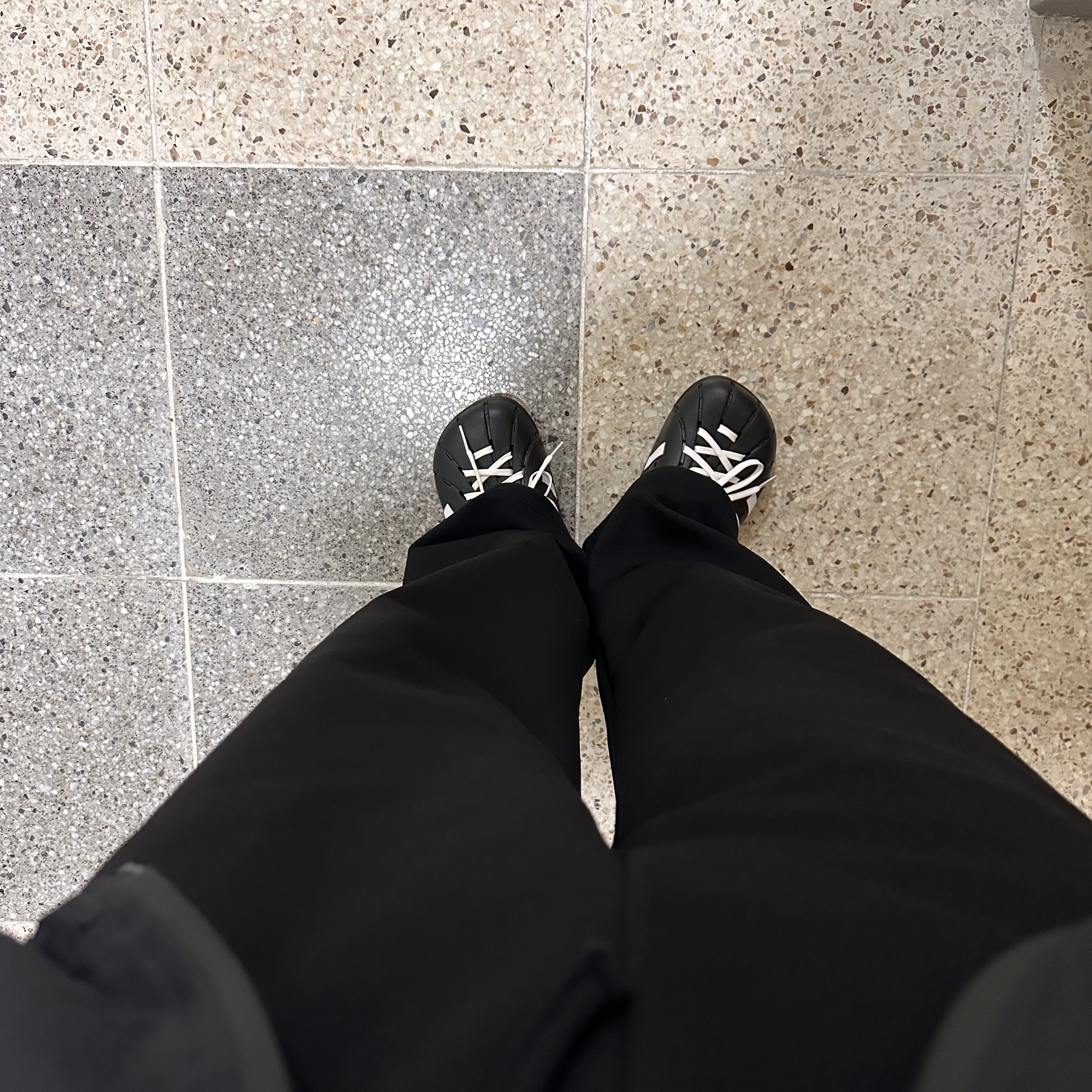 Adidas Adilette Clog Black White 착용 스타일