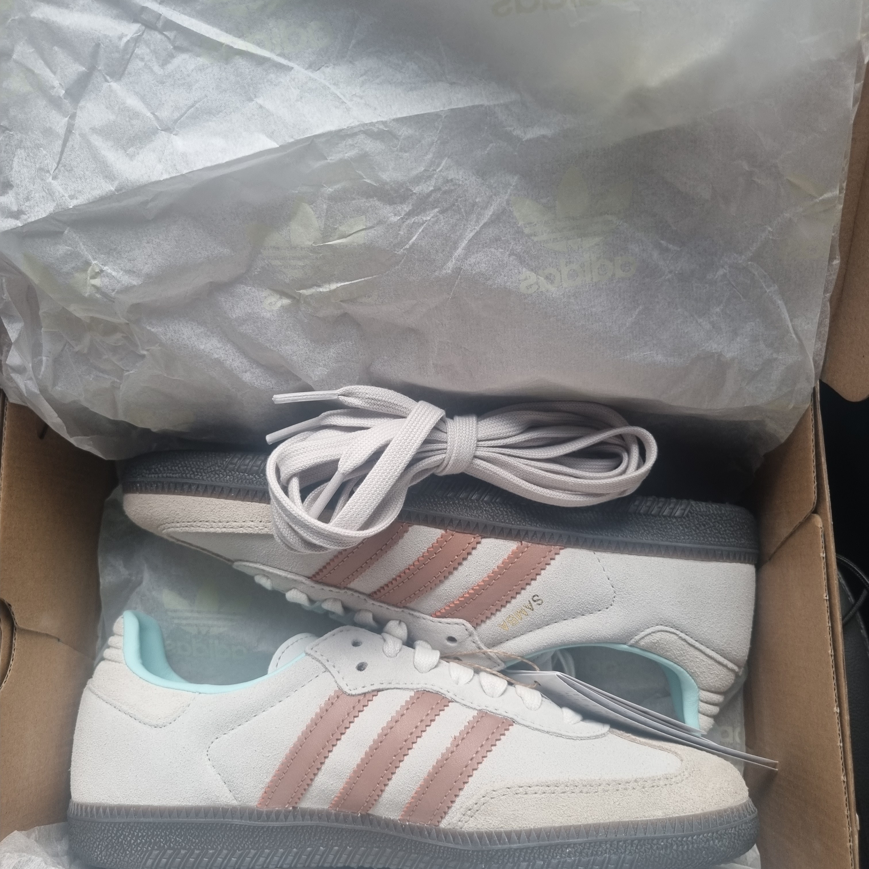 Adidas Samba OG Crystal White Clay Strata 착용 스타일
