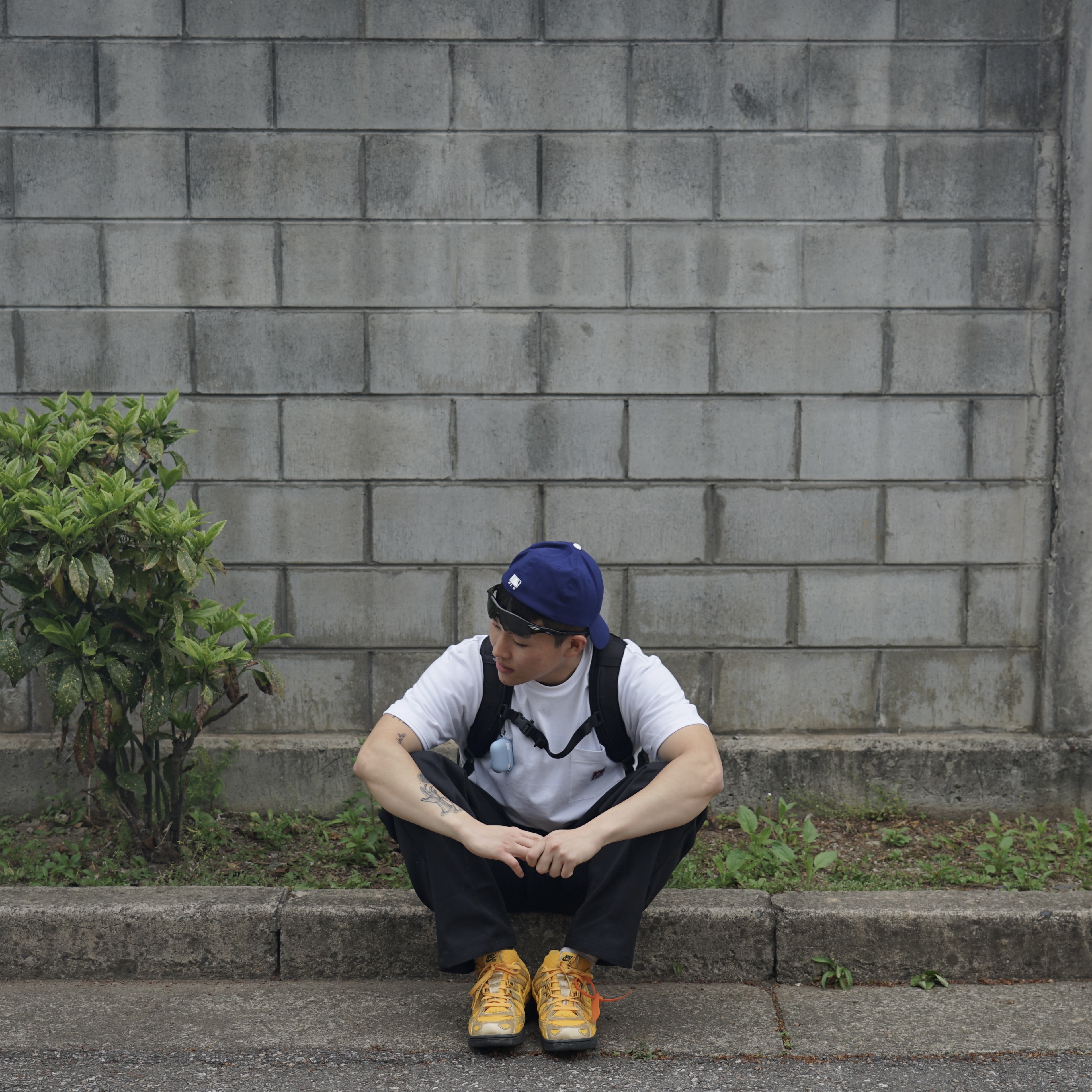 Nike x Off-White Air Rubber Dunk University Gold, Oakley RadaLock Path Polished Black Frame Prizm Black Lenses Low Bridge Fit 착용 스타일