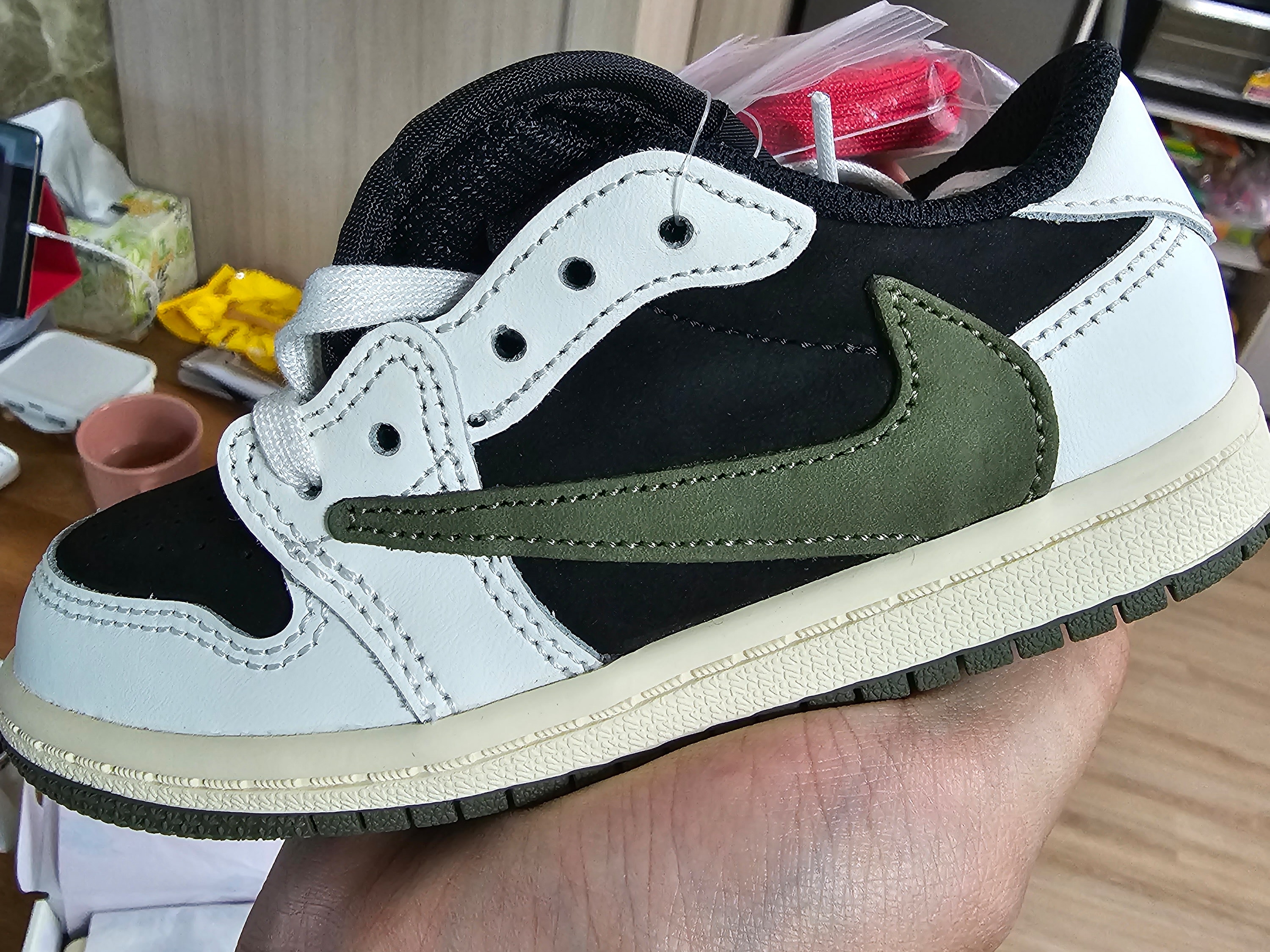 (TD) Jordan 1 x Travis Scott Retro Low OG SP Medium Olive 착용 스타일 - 3