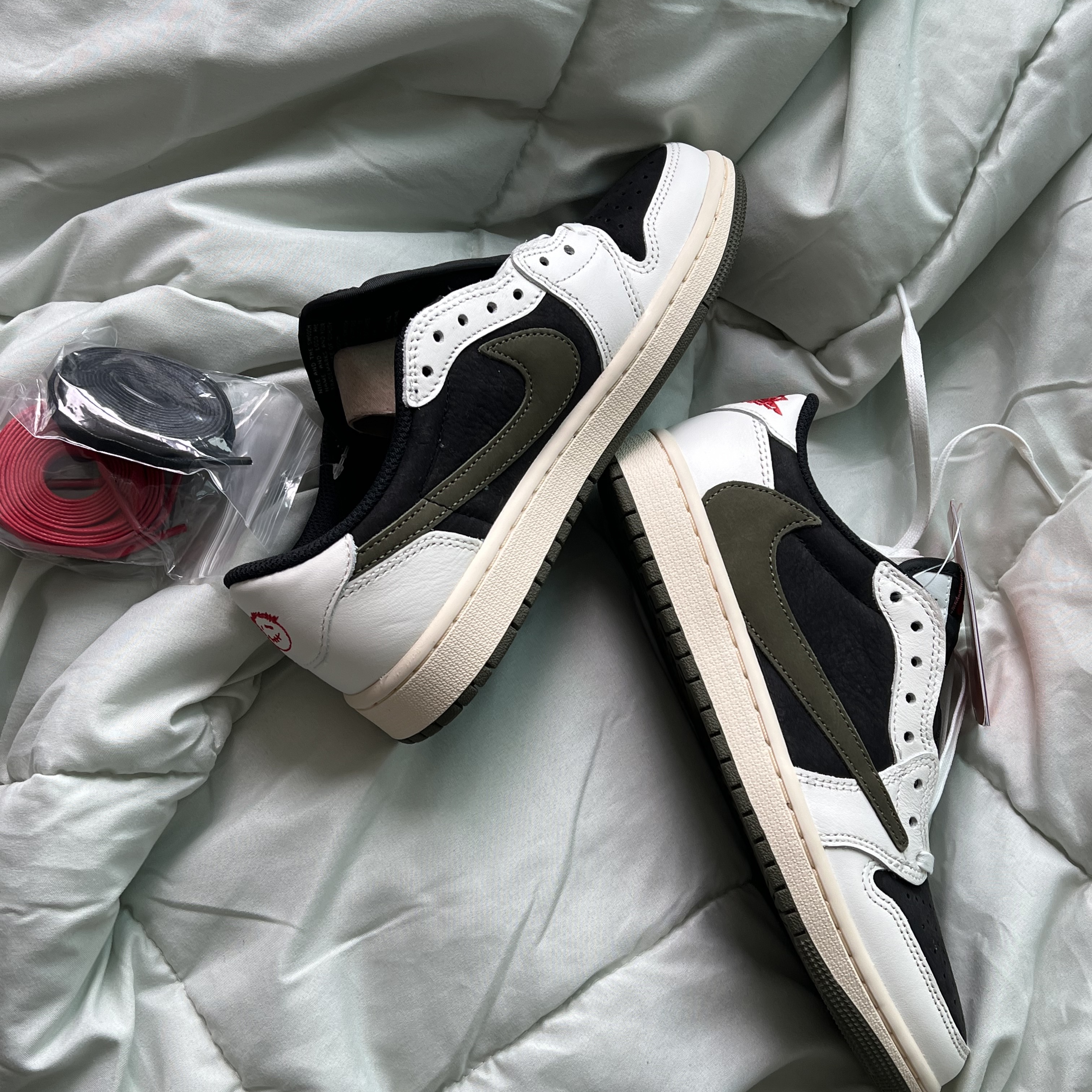 (W) Jordan 1 x Travis Scott Retro Low OG SP Medium Olive 착용 스타일 - 2