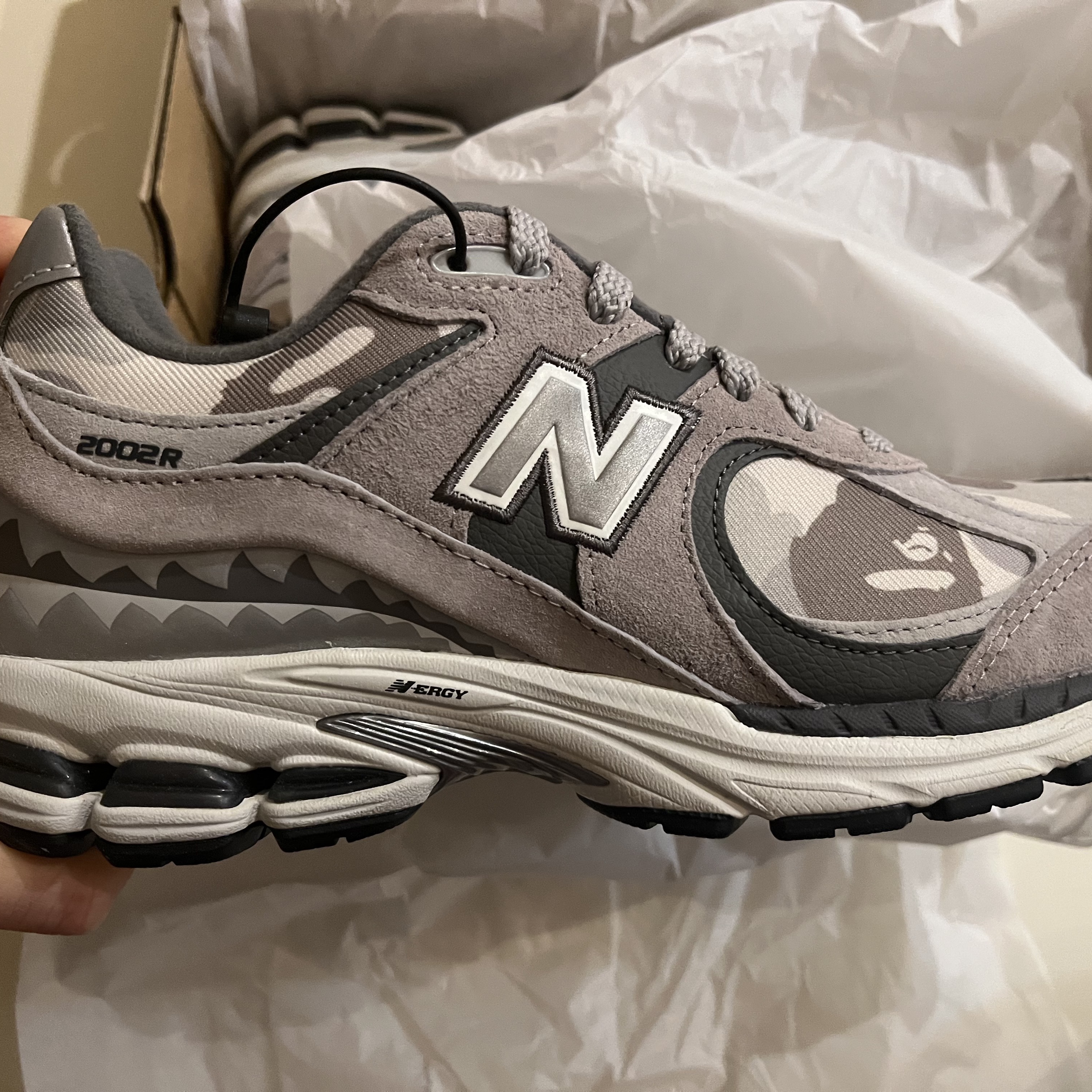 New Balance x BAPE 2002R Gray Camo 착용 스타일 - 1