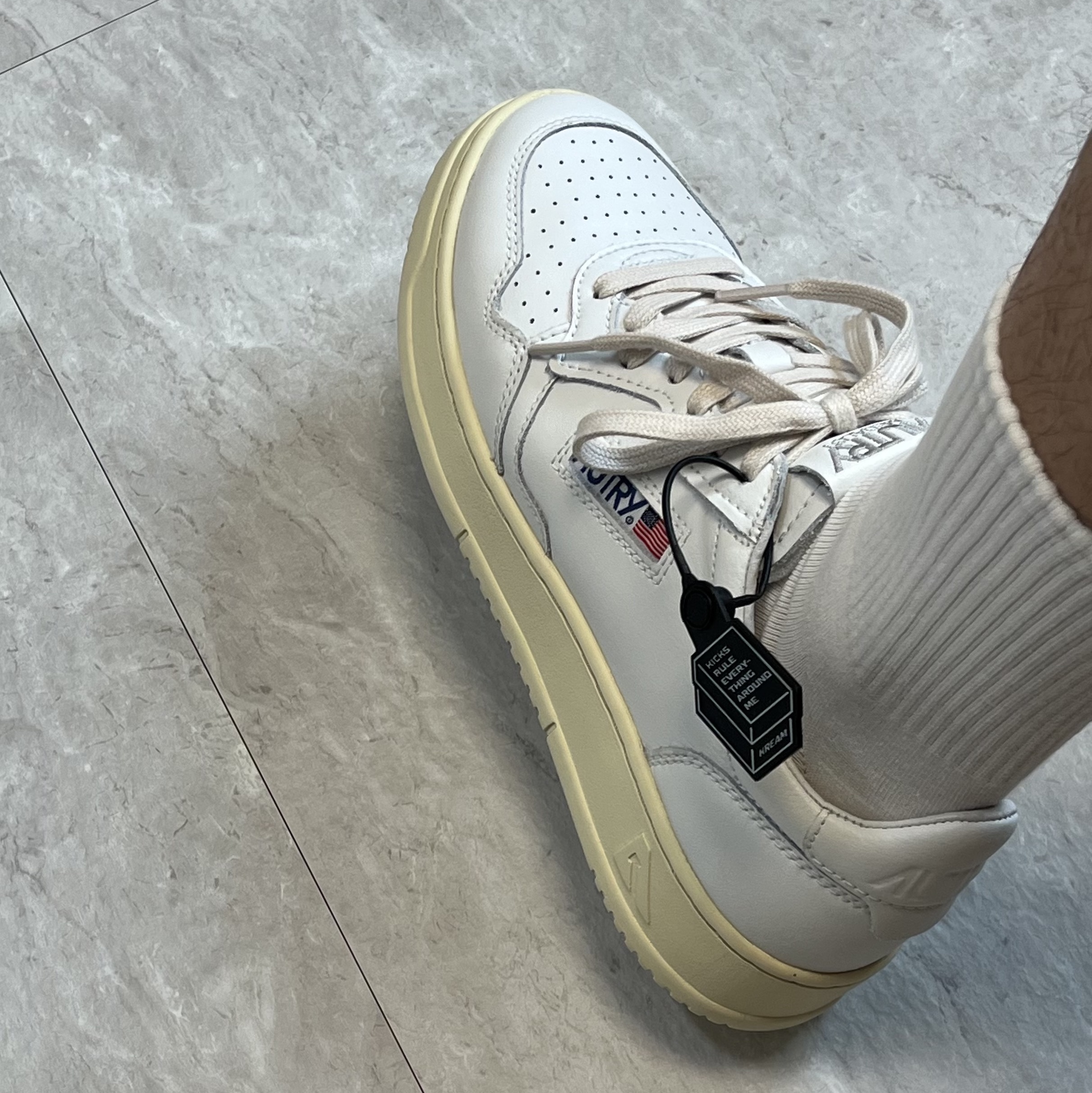 Autry Medalist Low Leather Sneakers White 착용 스타일