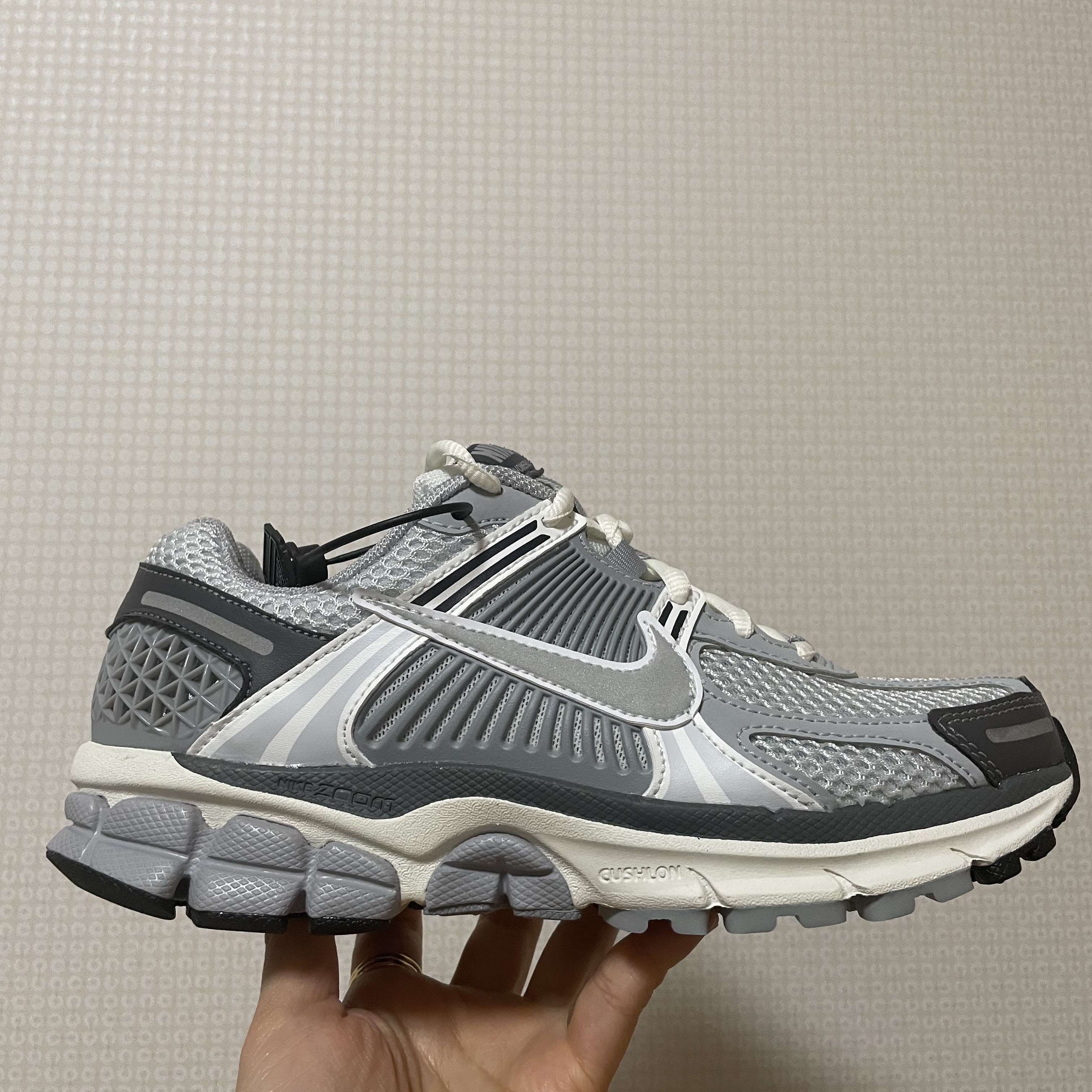 (W) Nike Zoom Vomero 5 Pure Platinum Metallic Silver, (W) Nike Zoom Vomero 5 Wolf Grey and Black 착용 스타일 - 5