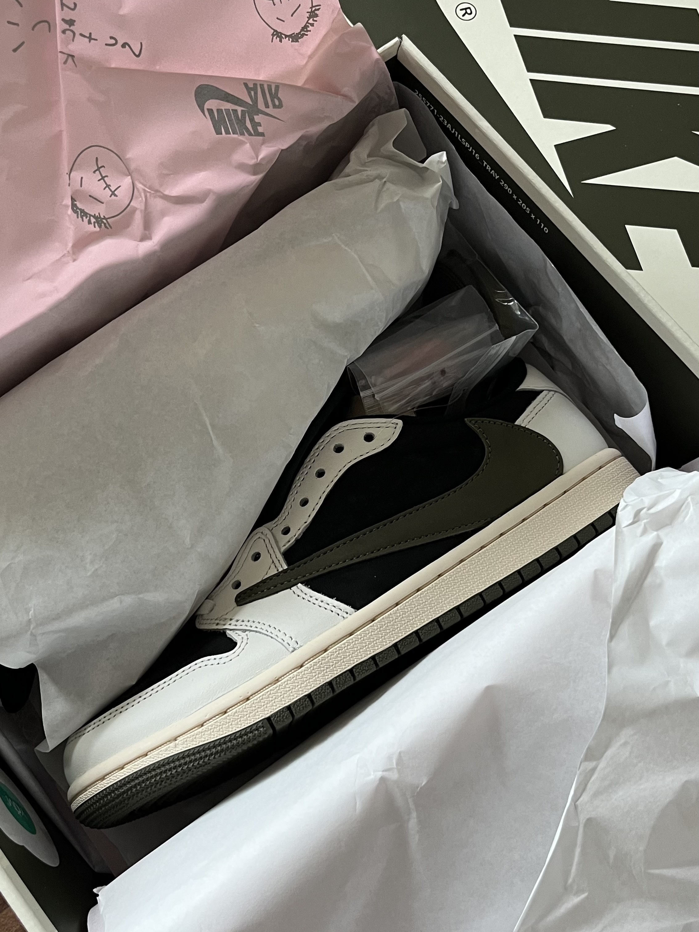 (W) Jordan 1 x Travis Scott Retro Low OG SP Medium Olive 착용 스타일 - 2