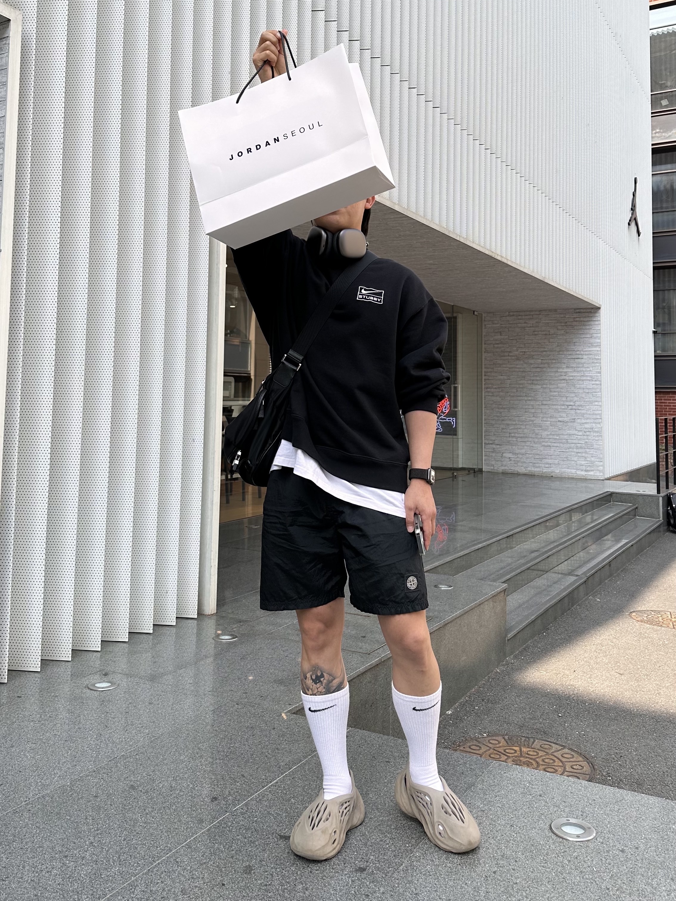 (W) Jordan 1 x Travis Scott Retro Low OG SP Medium Olive, Nike x Stussy NRG Washed Fleece Crewneck Black (DO5310-010) 착용 스타일