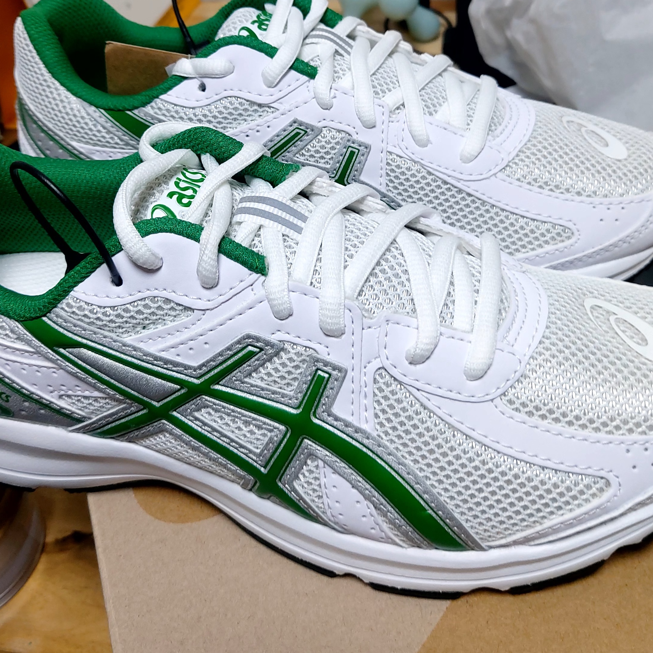 Asics Jog 100 S White Green - 2E Wide 착용 스타일 - 1