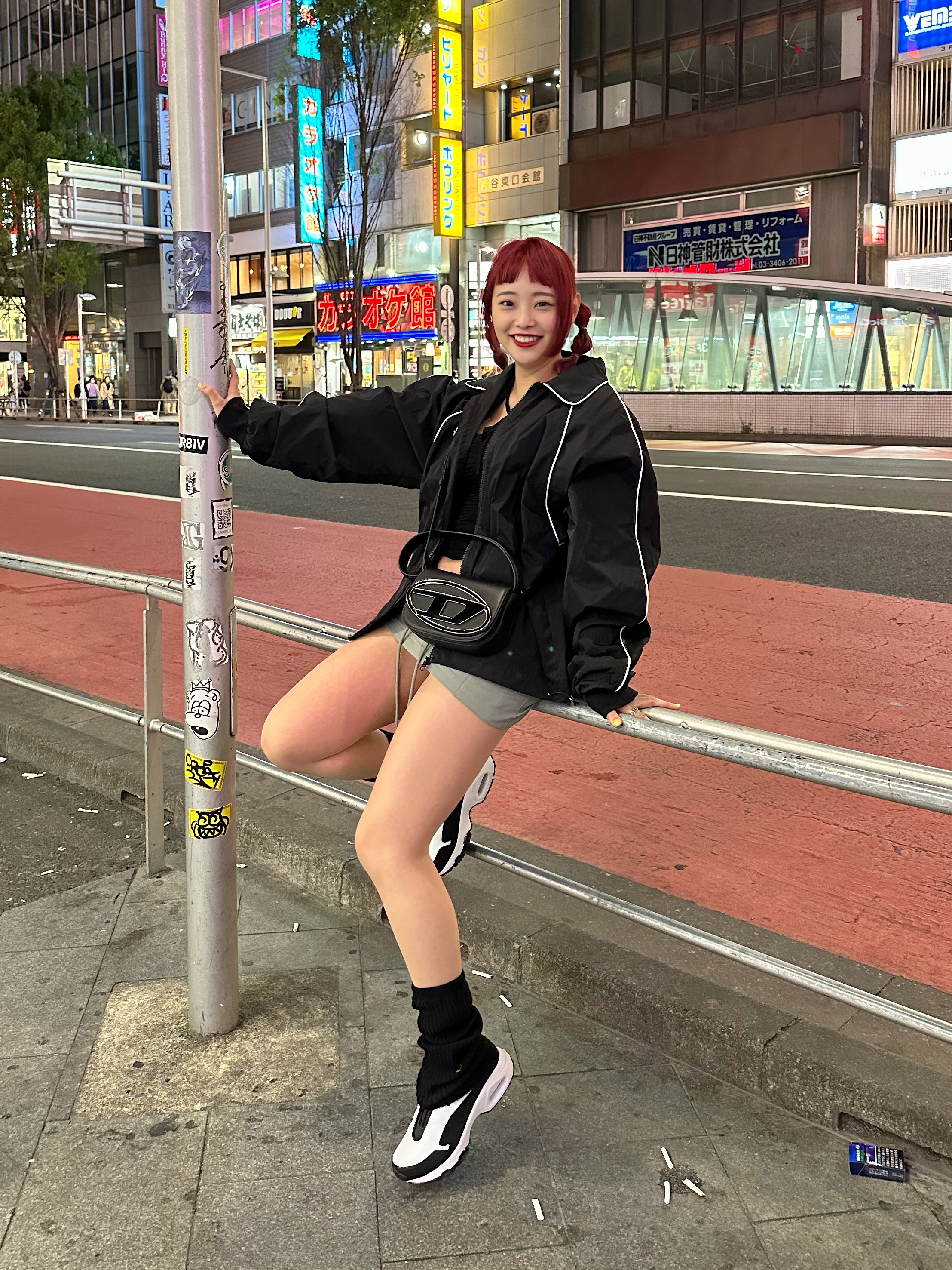Nike x Comme des Garcons Homme Plus Air Max Sunder SP White Black, Diesel 1DR Shoulder Bag in Nappa Leather Black 착용 스타일 - 3