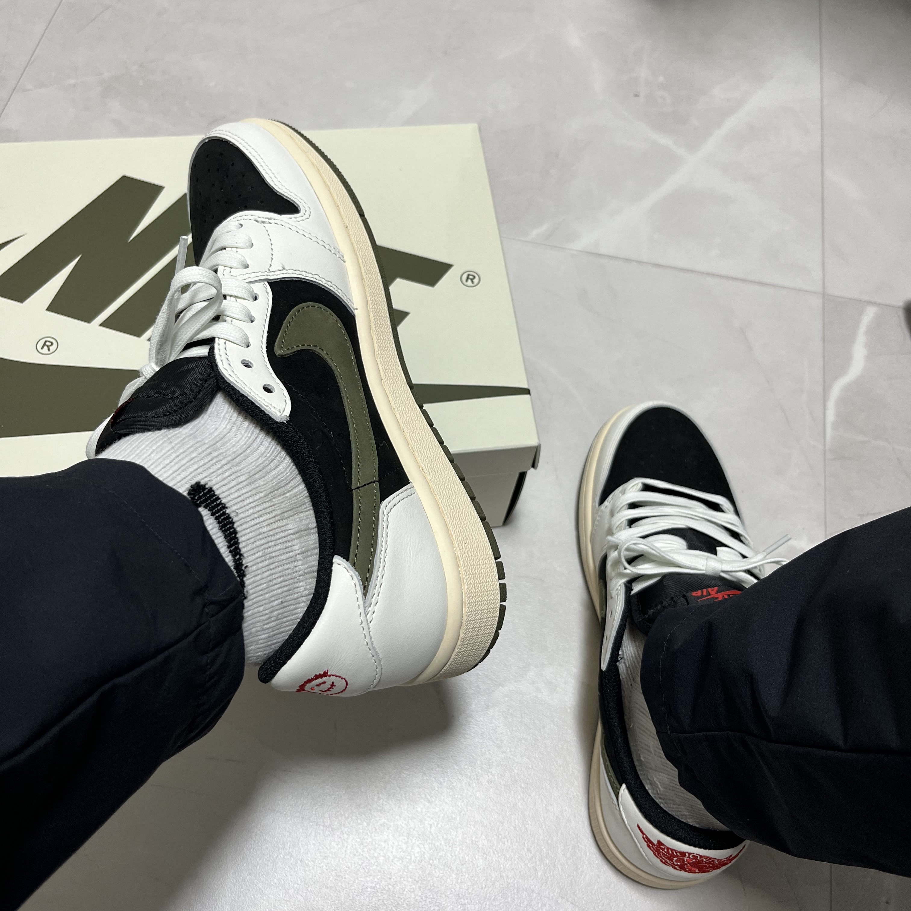 (W) Jordan 1 x Travis Scott Retro Low OG SP Medium Olive 착용 스타일 - 3
