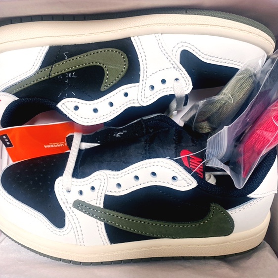 (PS) Jordan 1 x Travis Scott Retro Low OG SP Medium Olive 착용 스타일 - 1