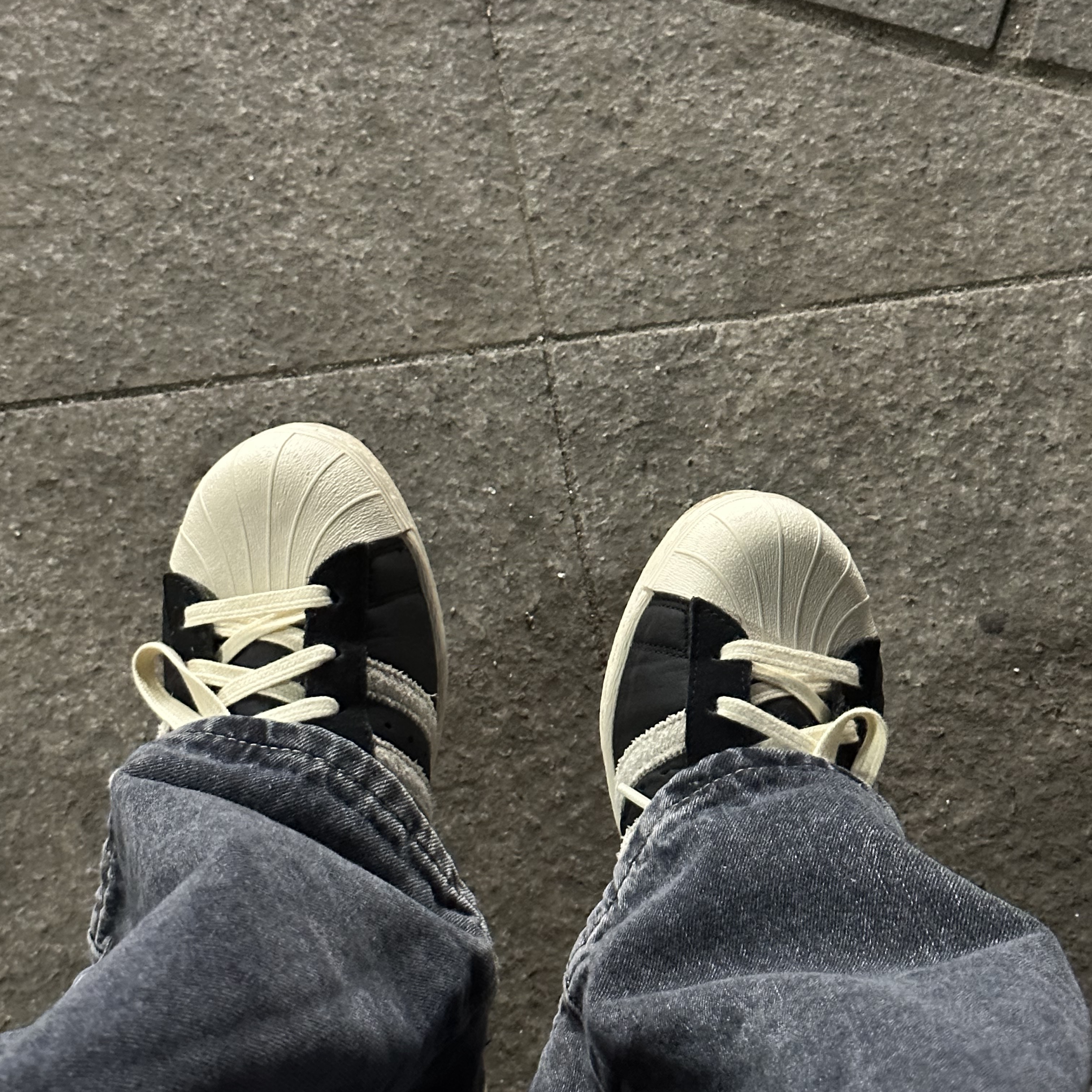 Adidas Superstar 82 Black White 착용 스타일