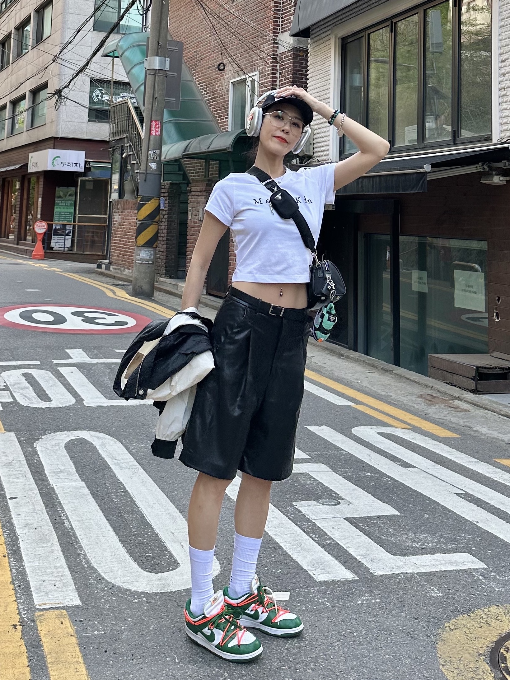 Apple AirPods Max Lightning Silver (Korean Ver.), Nike x Off-White Dunk Low Pine Green 착용 스타일 - 2