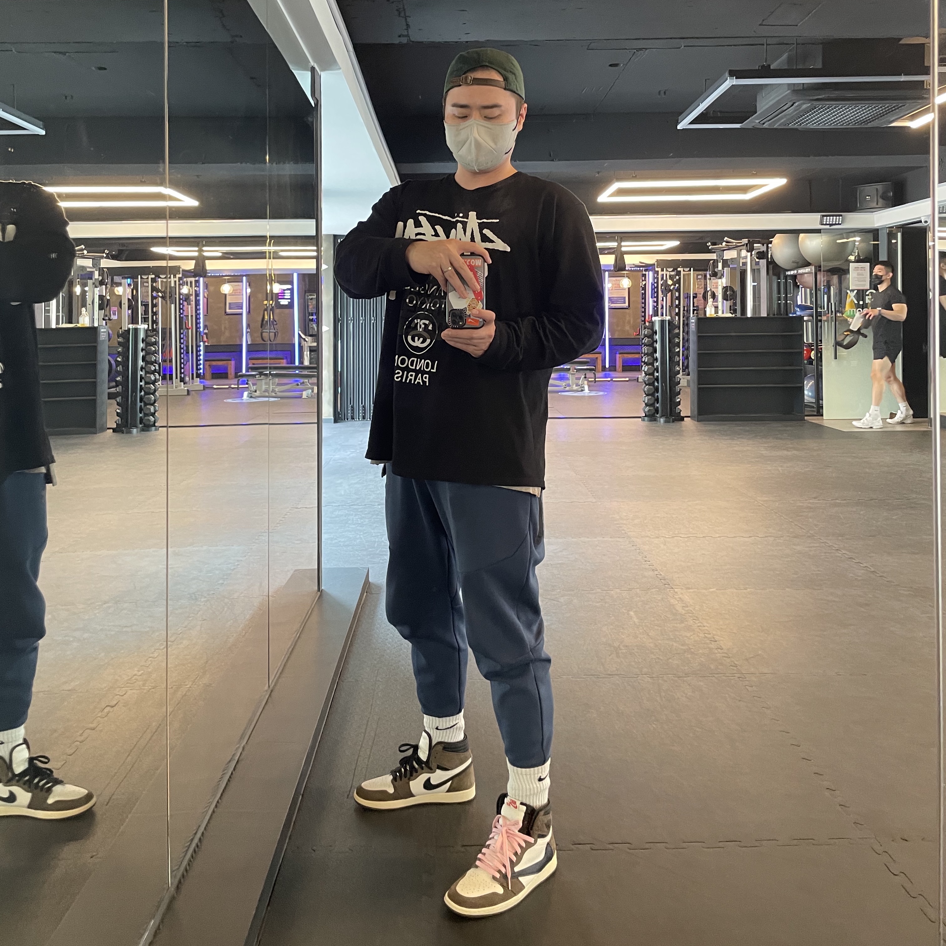 Jordan 1 x Travis Scott Retro High OG SP Mocha, Stussy World Tour LS T-Shirt Black 2023 착용 스타일
