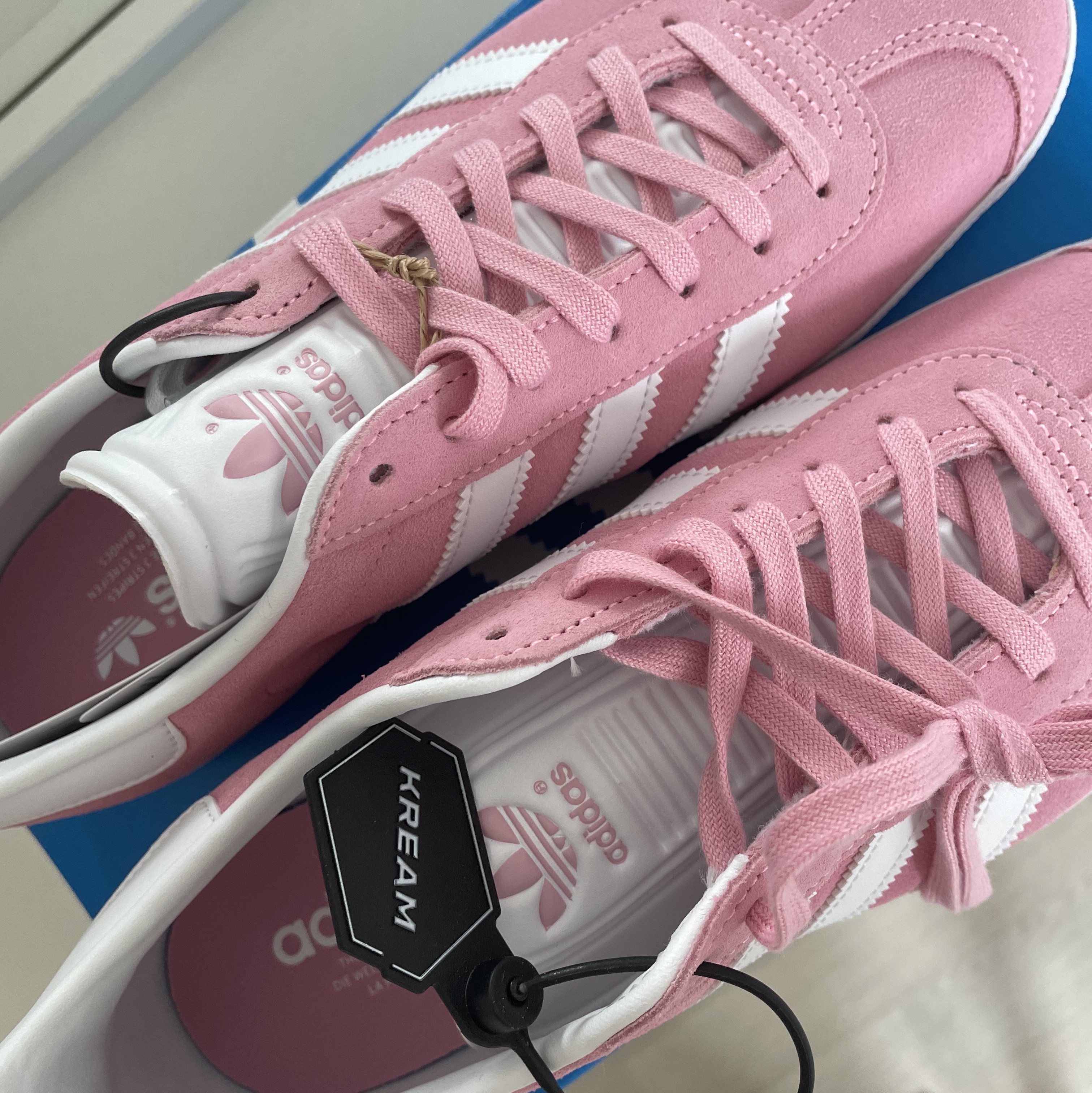 (W) Adidas Gazelle Cloud White Pink Glow 착용 스타일