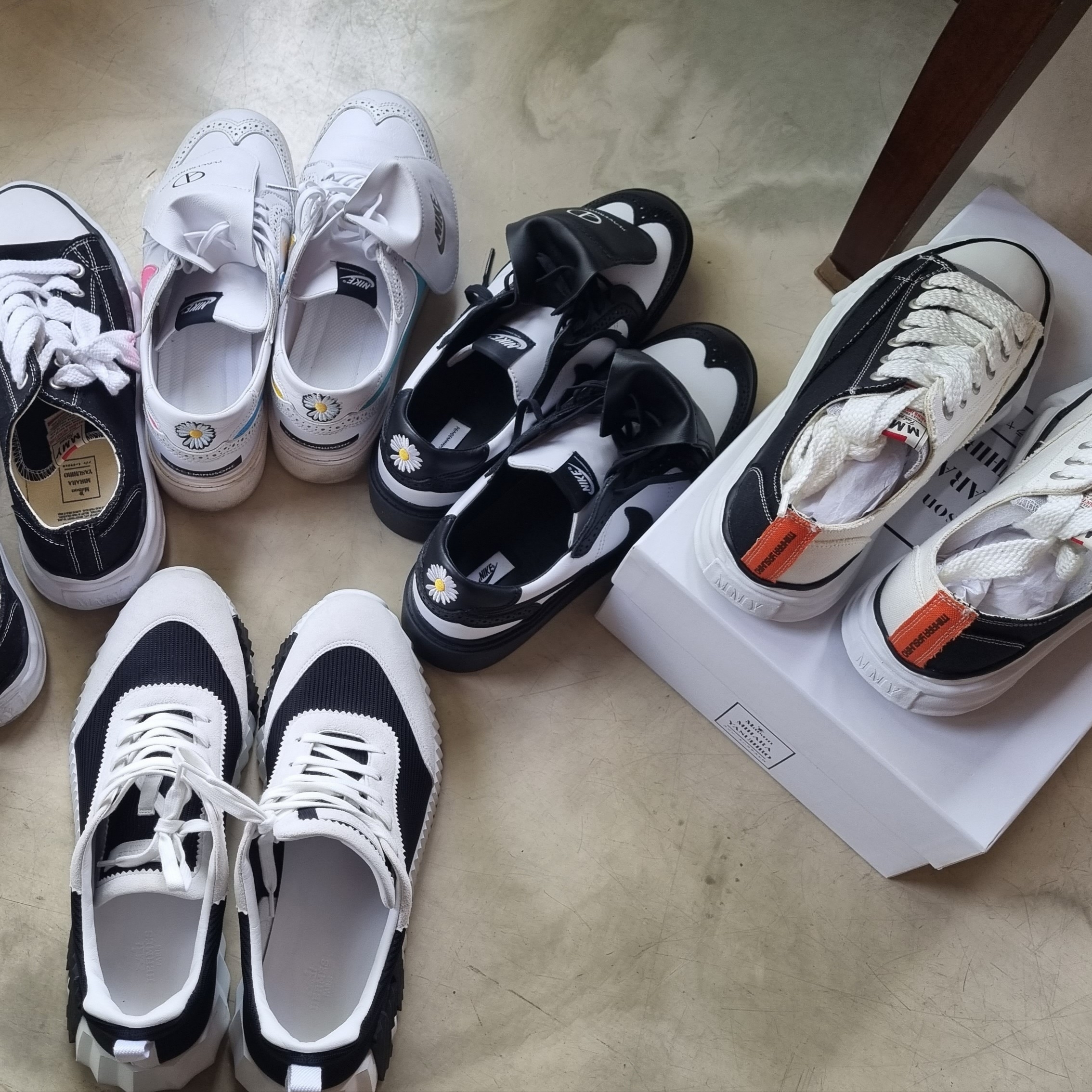 Hermes Bouncing Sneakers Mesh Suede Goatskin & Noir Blanc, Nike x Peaceminusone Kwondo1 Black and White 착용 스타일 - 1
