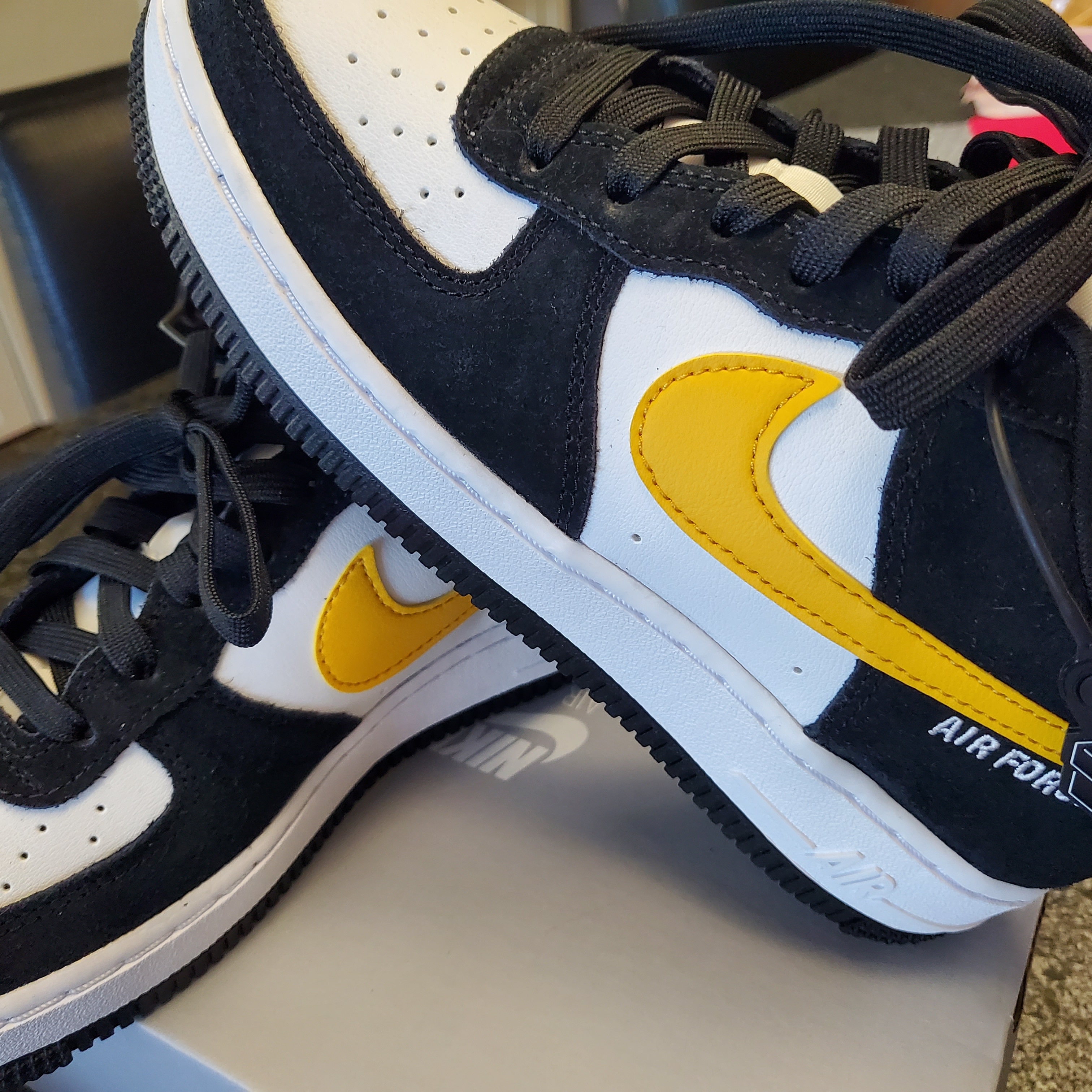 (GS) Nike Air Force 1 LV8 Athletic Club Black Dark Sulfur, (GS) Nike Air Force 1 LV8 Athletic Club Light Smoke Grey Marina 착용 스타일 - 2