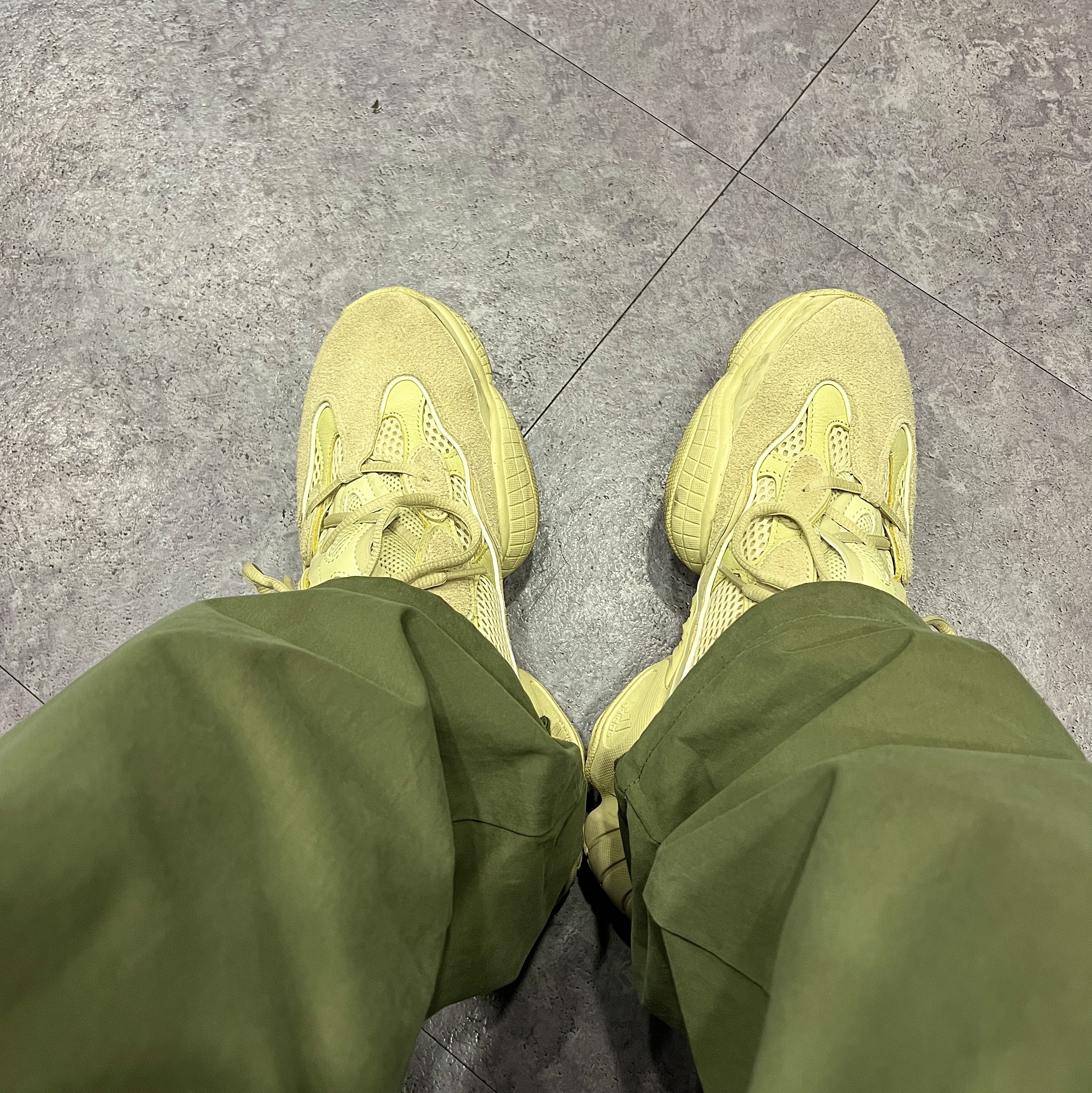Adidas Yeezy 500 Super Moon Yellow 착용 스타일 - 3
