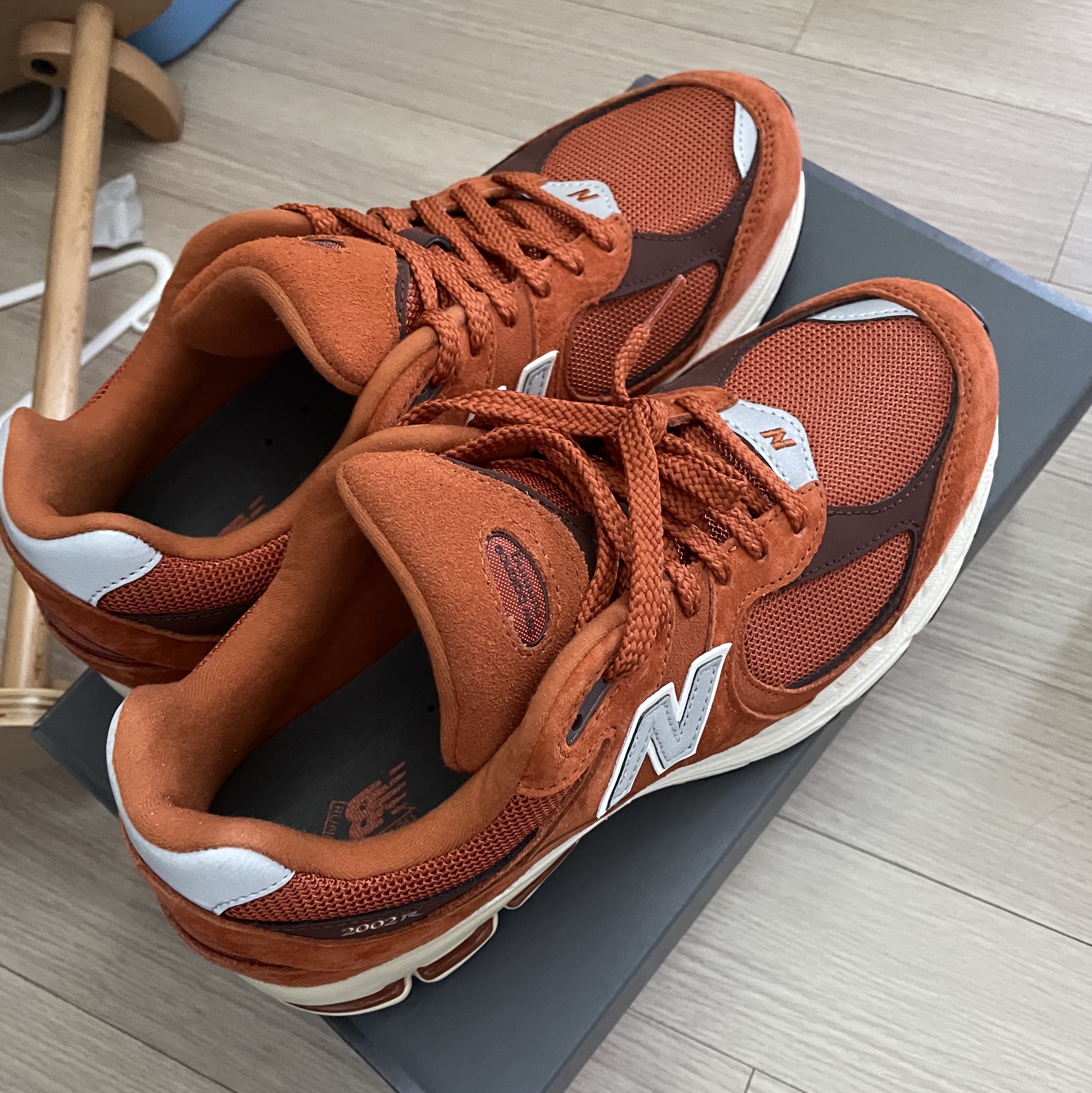 New Balance 2002R Rust Oxide 착용 스타일