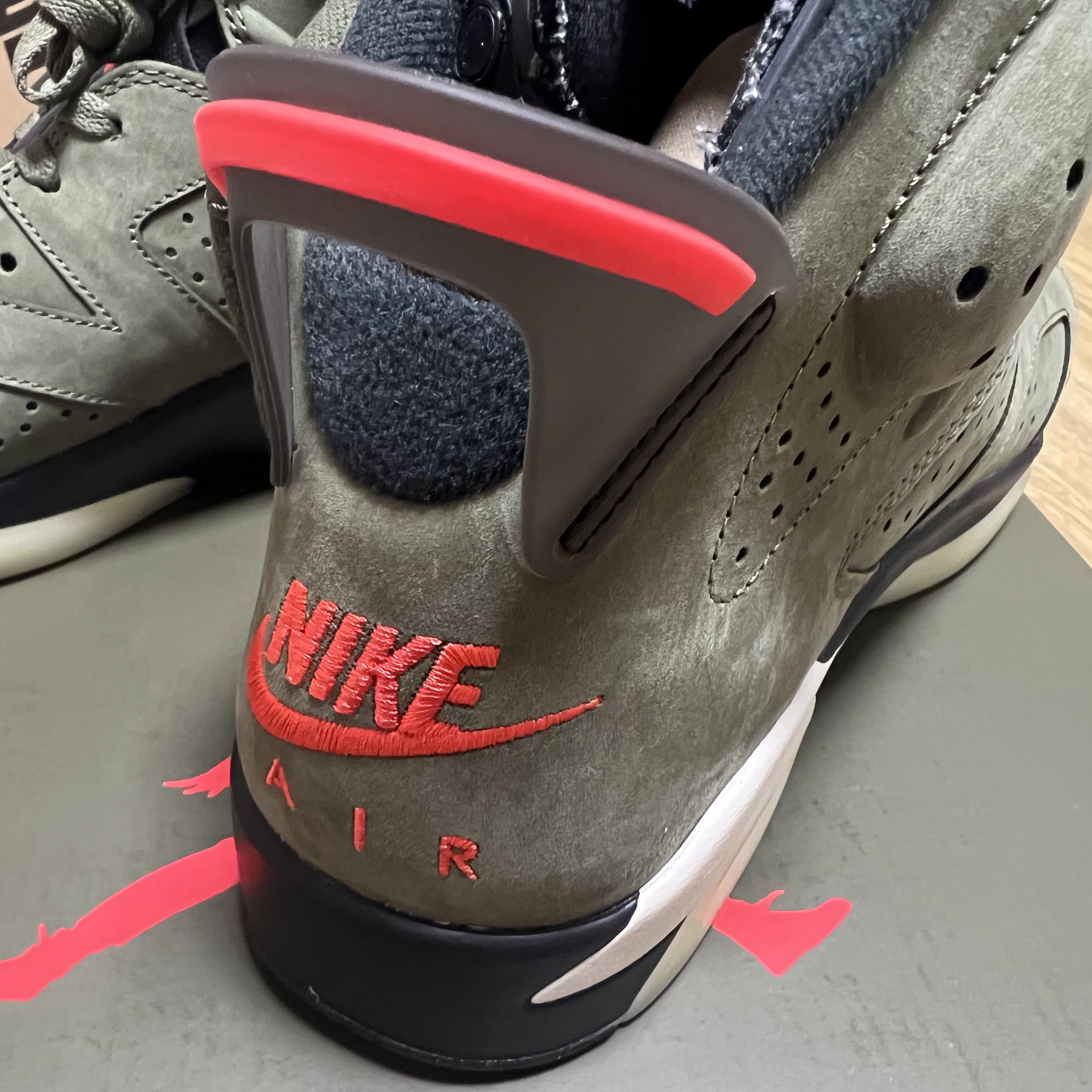 Jordan 6 x Travis Scott Retro Olive 착용 스타일 - 4