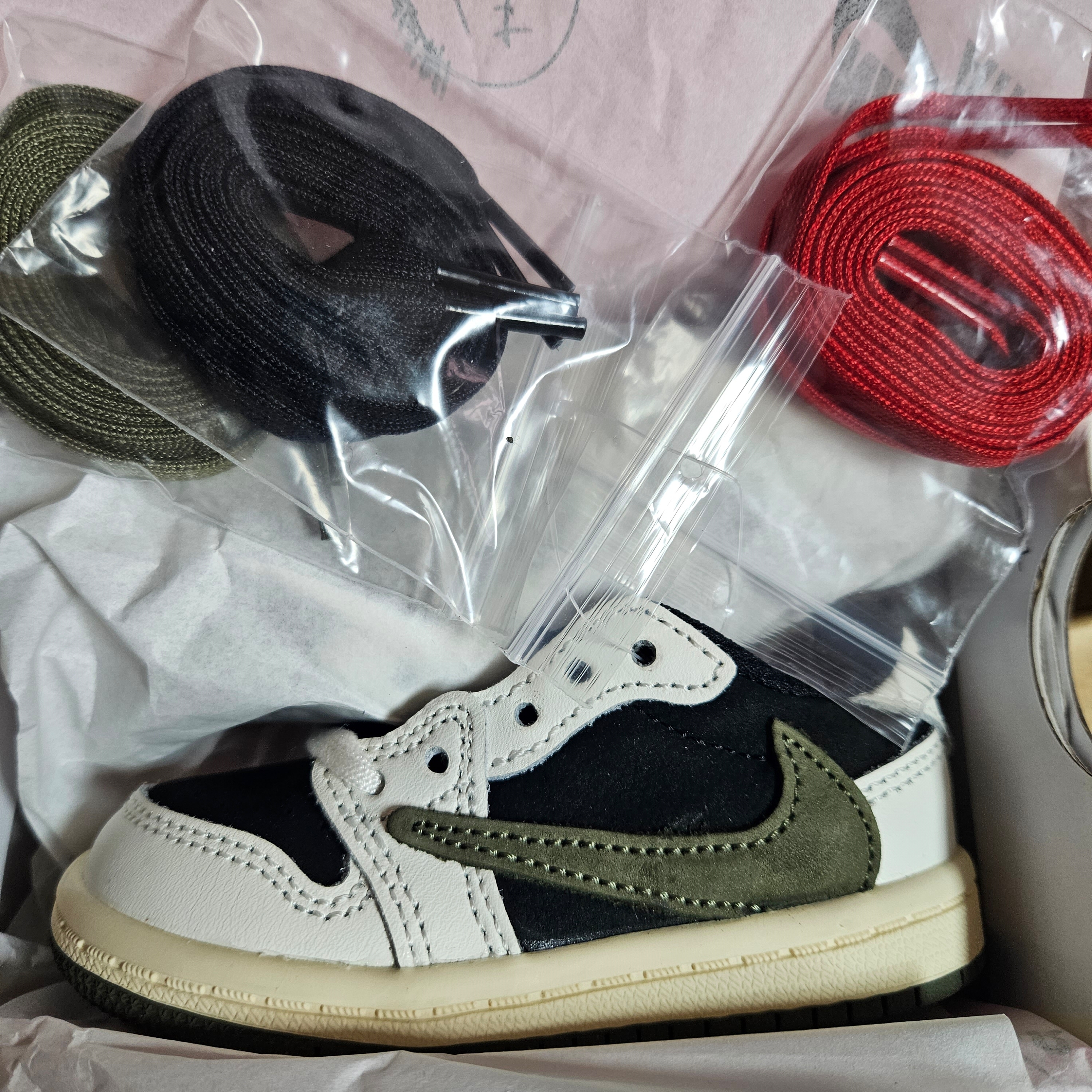 (TD) Jordan 1 x Travis Scott Retro Low OG SP Medium Olive 착용 스타일 - 1