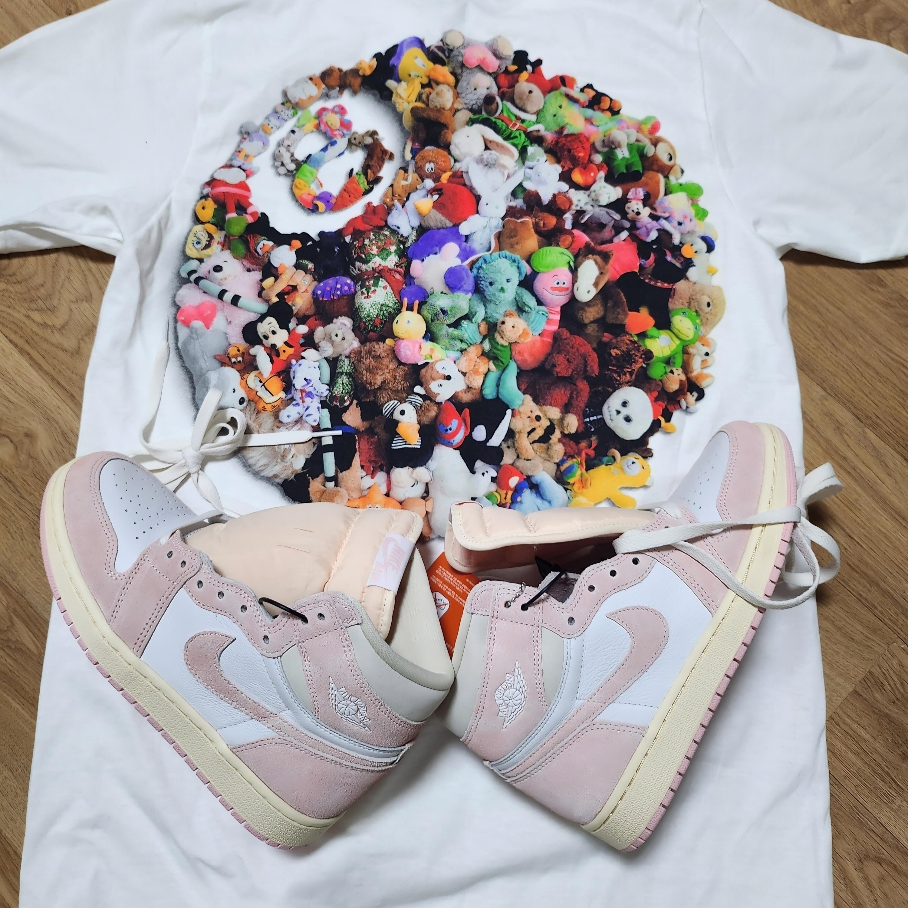 Stussy Plush T-Shirt White, (W) Jordan 1 Retro High OG Coconut Milk and Sail 착용 스타일