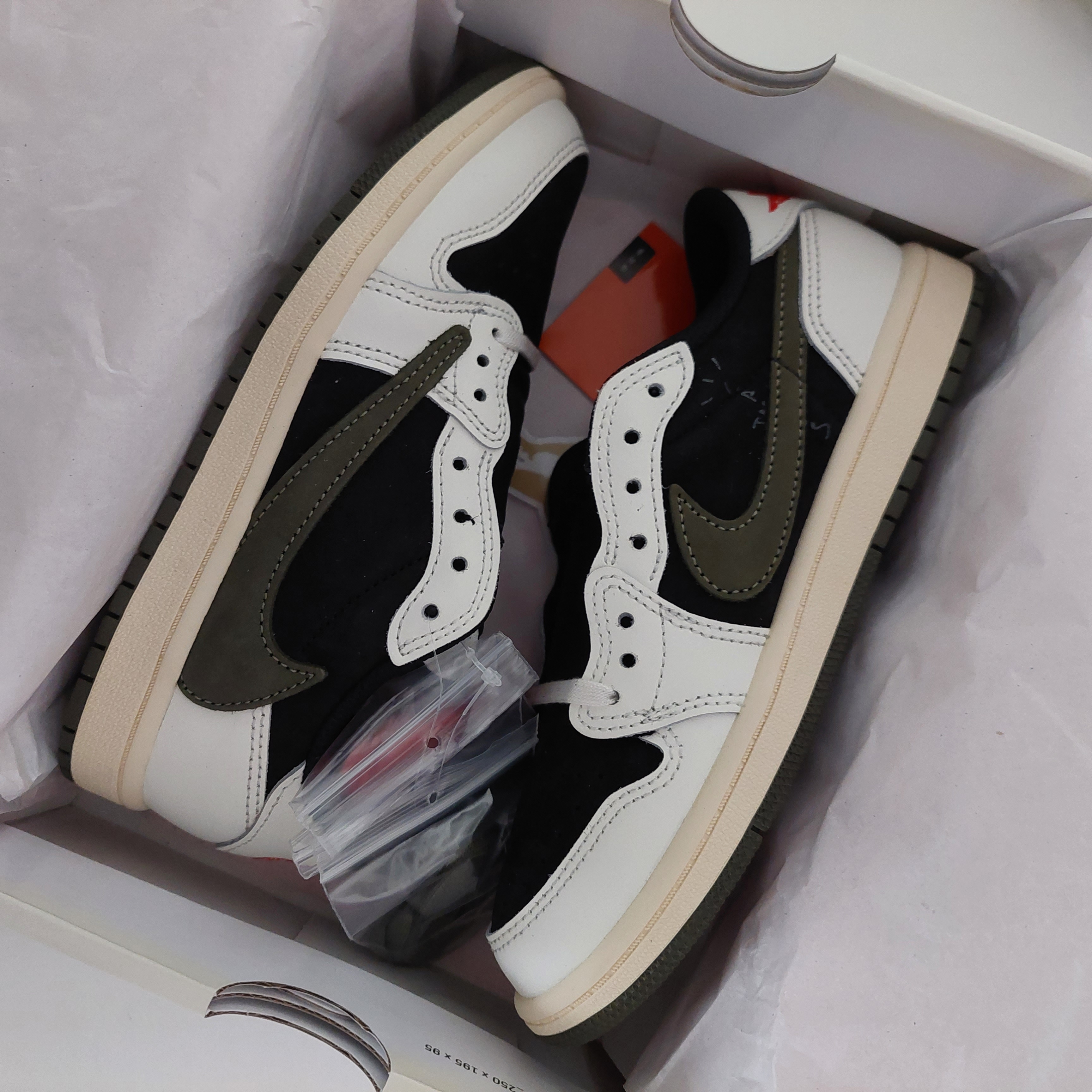 (PS) Jordan 1 x Travis Scott Retro Low OG SP Medium Olive 착용 스타일