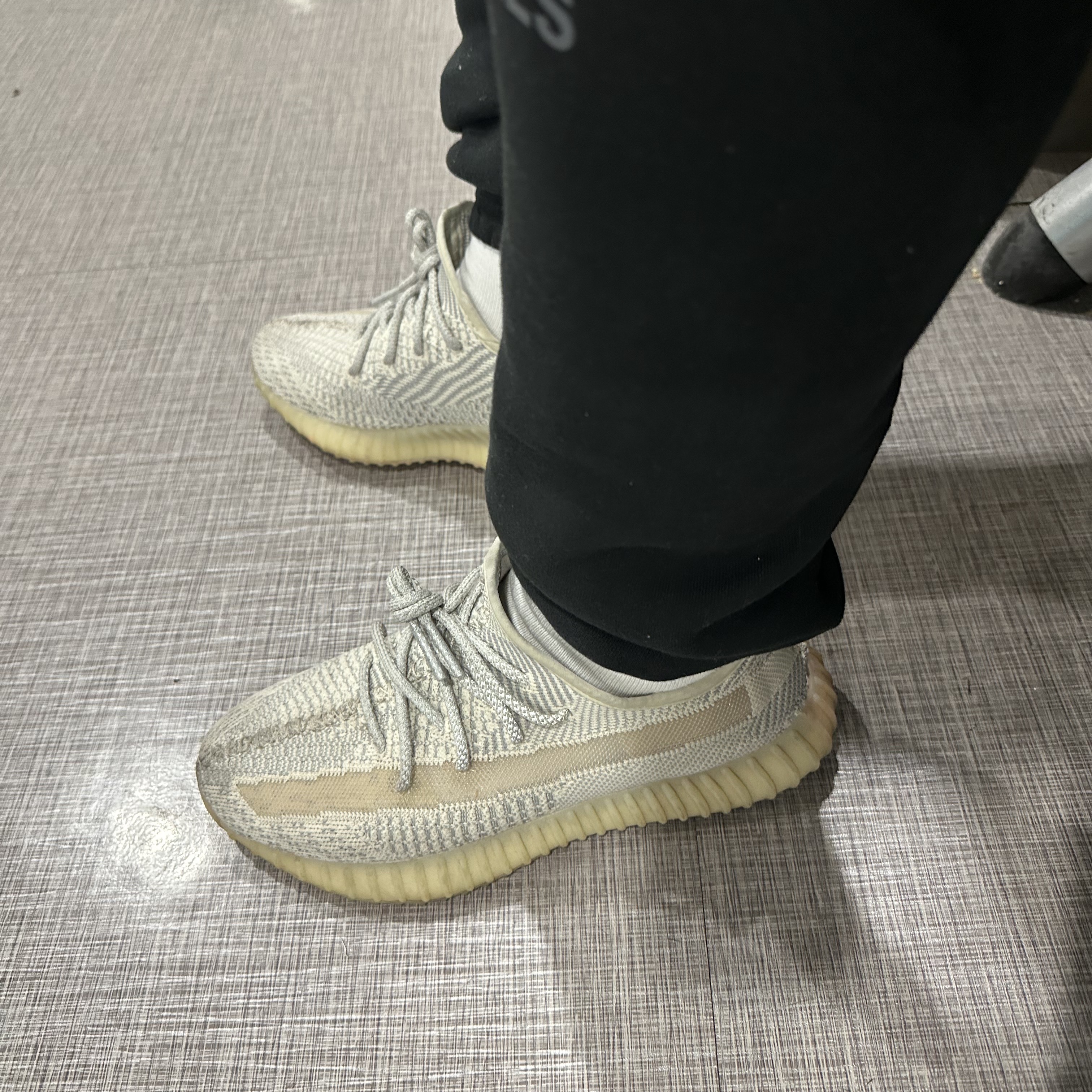 Adidas Yeezy Boost 350 V2 Lundmark - Non Reflective 착용 스타일
