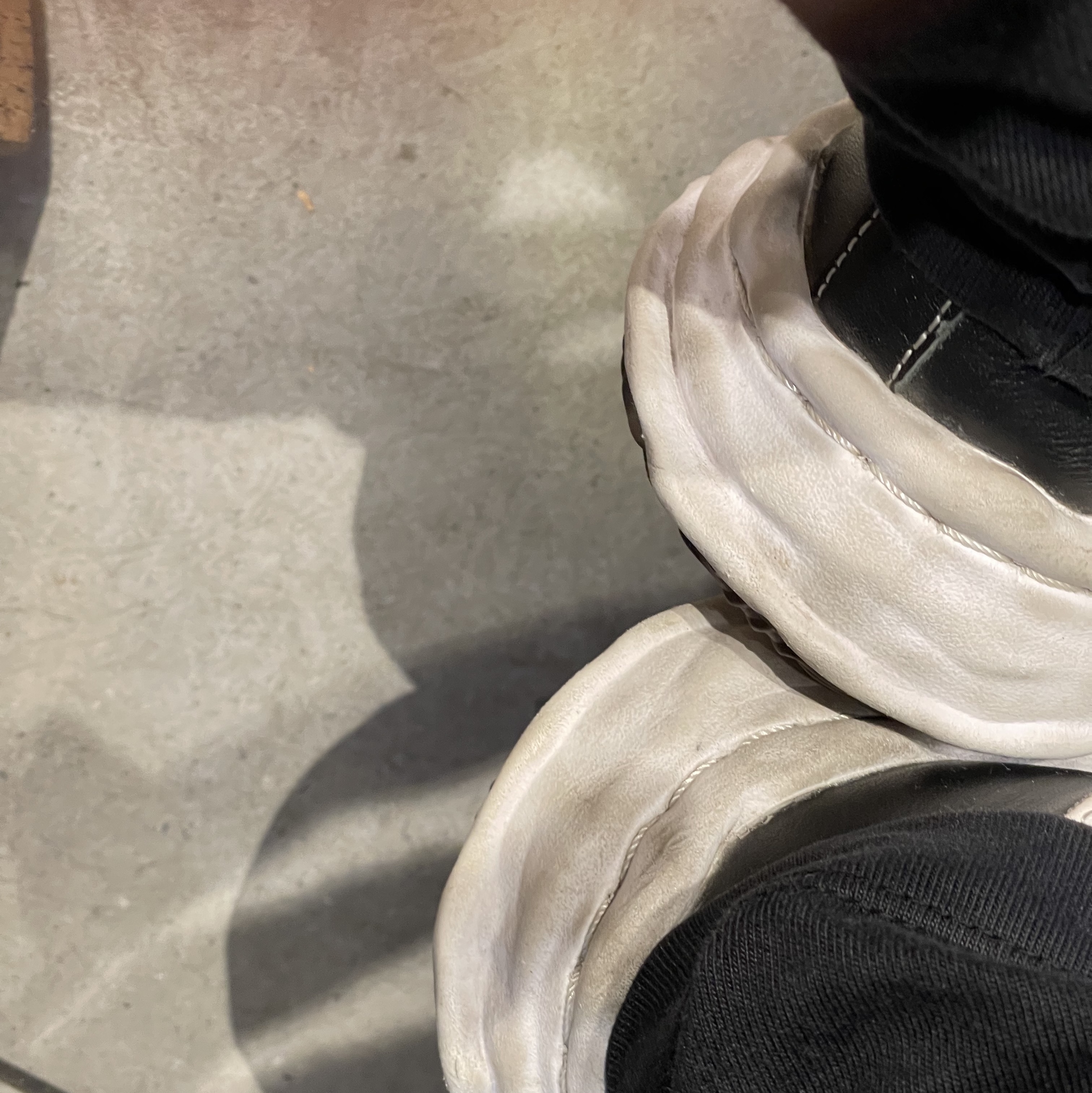 Maison Mihara Yasuhiro Blakey VL OG Sole Leather Low-top Sneakers Black 착용 스타일 - 4