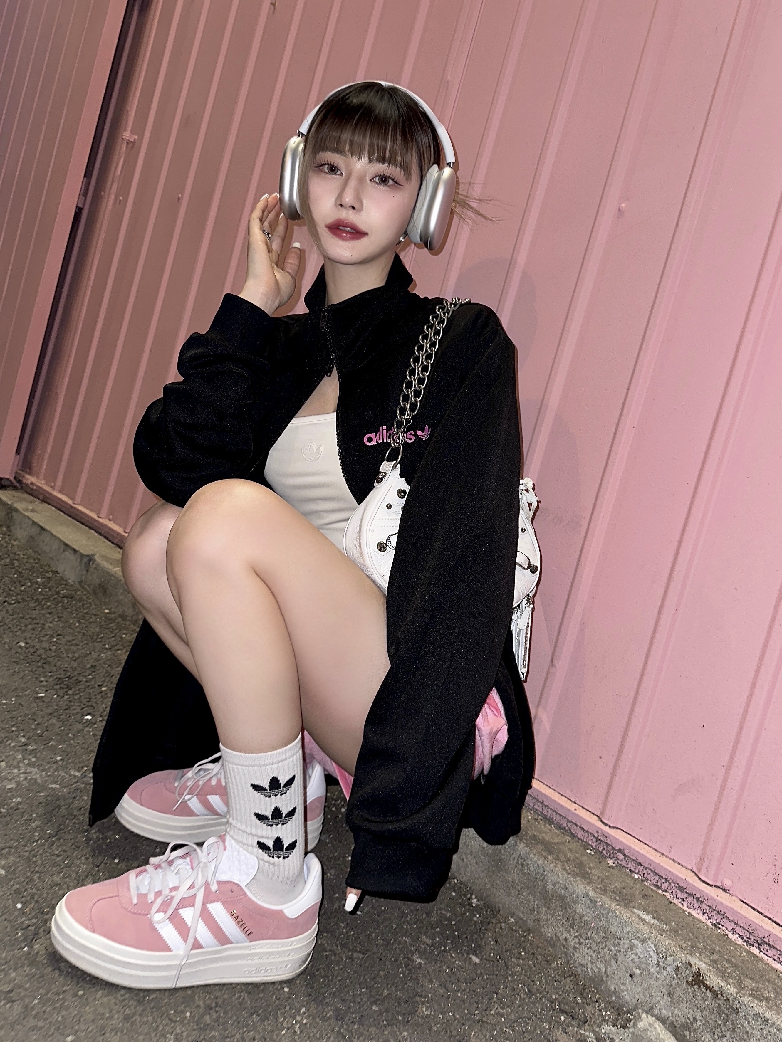 (W) 아디다스 가젤 볼드 슈퍼 팝, 발렌시아가 아레나 램스킨 르 카골 XS 체인 숄더백 옵틱 화이트 착용 스타일 - 1