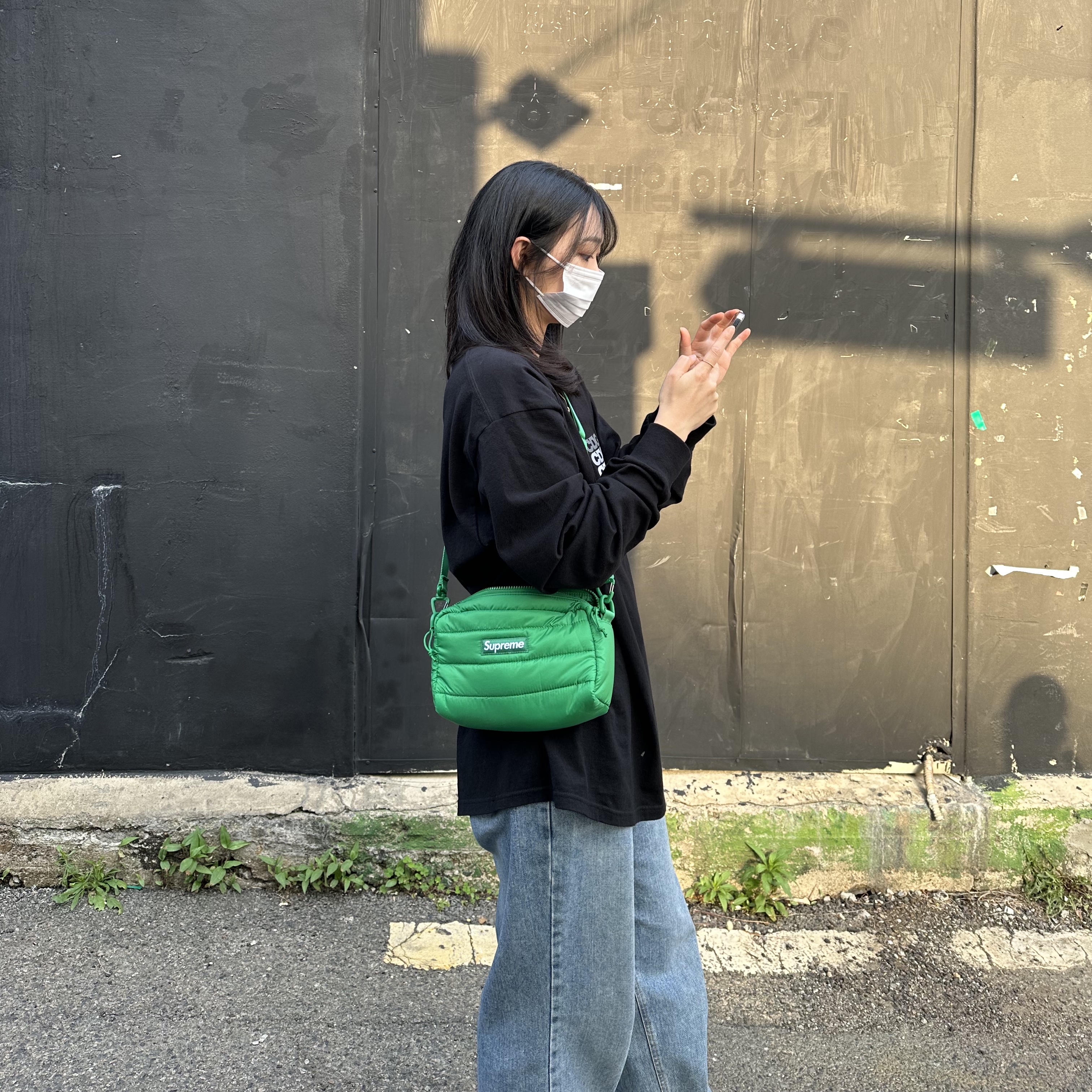 Supreme Puffer Side Bag Green - 22FW 착용 스타일 - 2