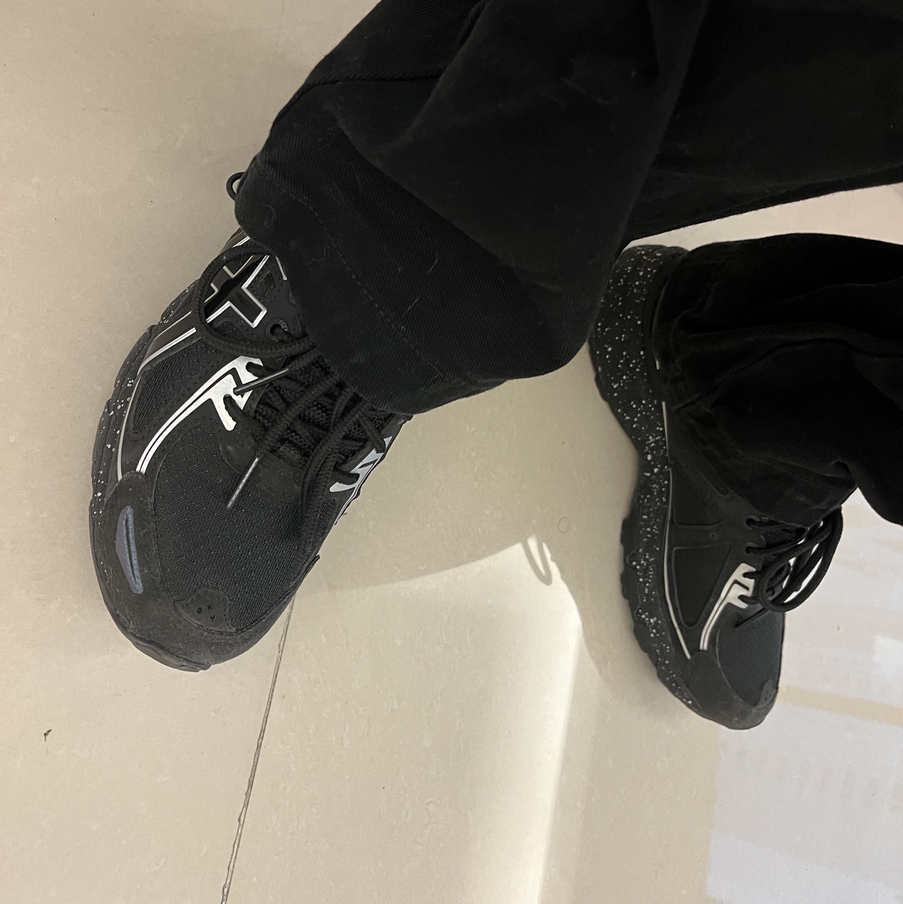 Asics Gel-Venture 6 Trail Black 착용 스타일