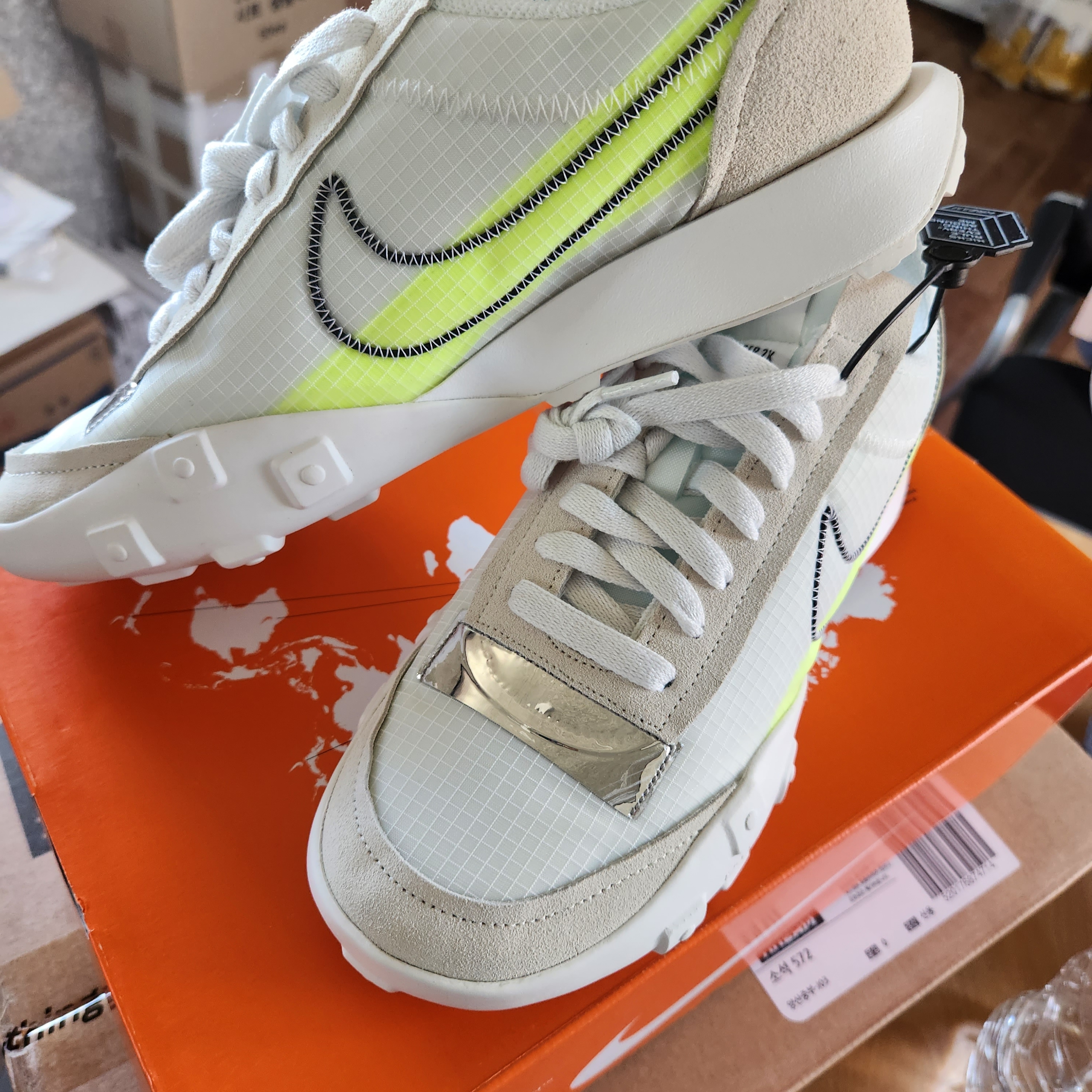 (W) Nike Waffle Racer 2X Summit White Volt 착용 스타일