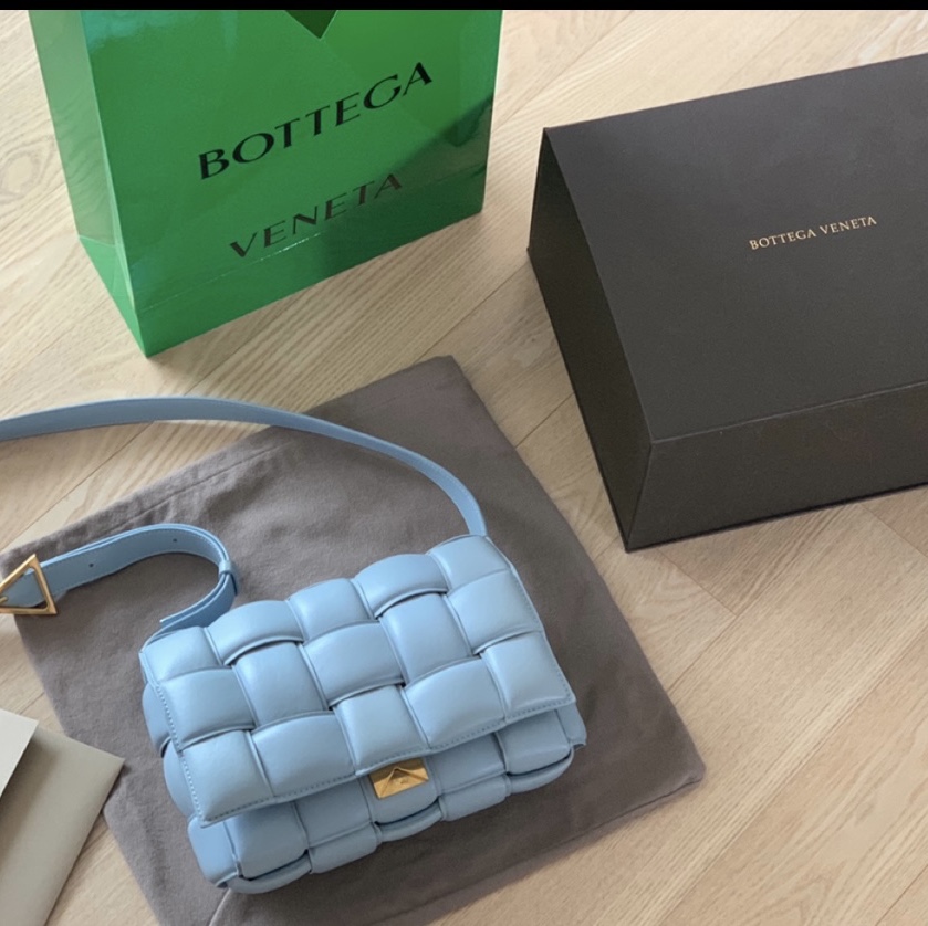 Bottega Veneta Padded Leather Cassette Black 착용 스타일 - 1