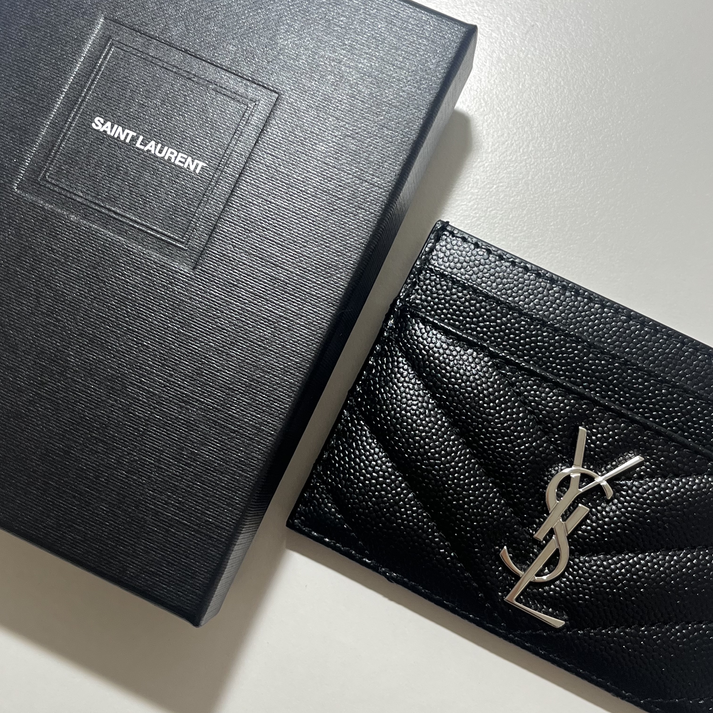 Saint Laurent Cassandre Matelasse Card Case in Grain De Poudre Embossed Leather Black 착용 스타일