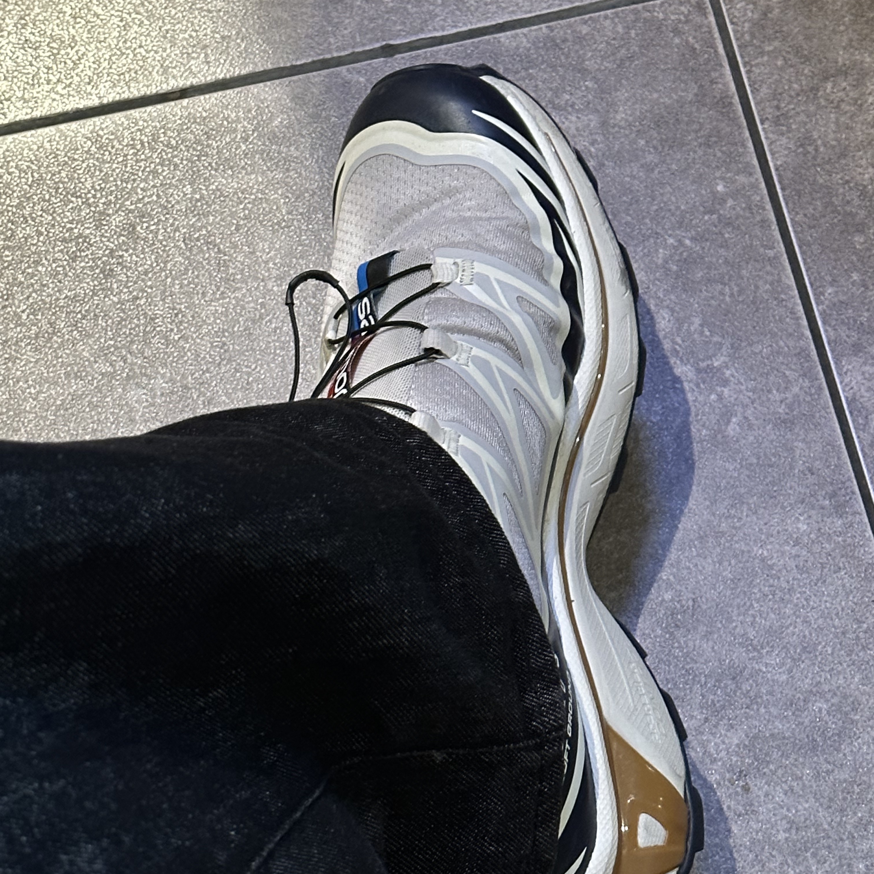 Salomon XT-6 Lunar Rock Dark Sapphire 착용 스타일