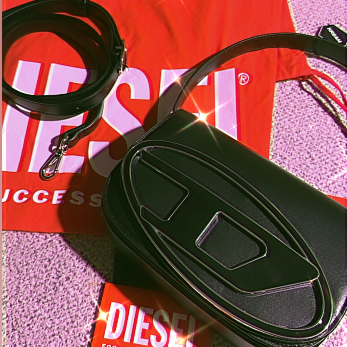 Diesel 1DR Shoulder Bag in Nappa Leather Black 착용 스타일