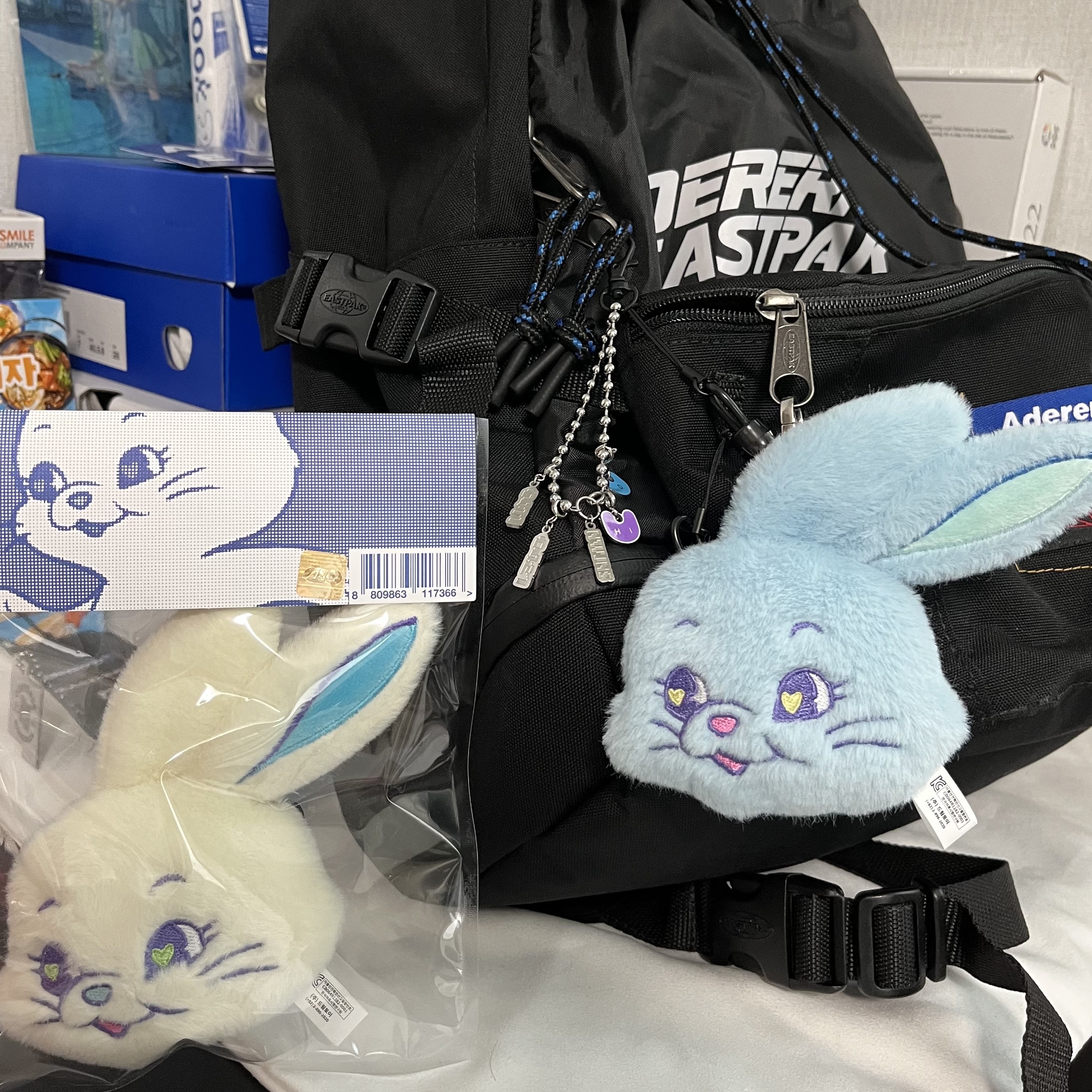 NewJeans Tokki Merchandise Fluffy Keyring White, NewJeans Tokki Merchandise Fluffy Keyring Blue 착용 스타일 - 1