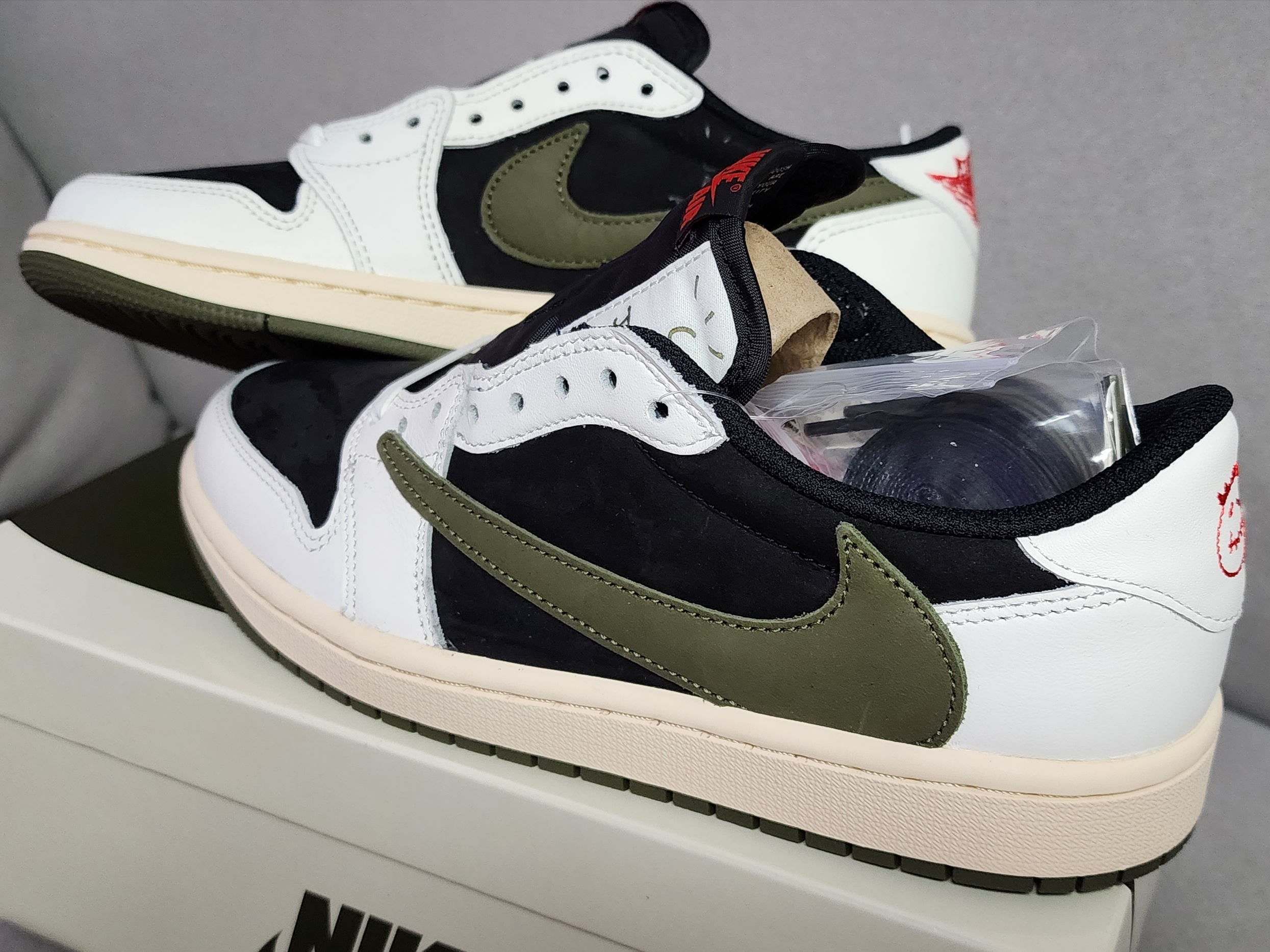 (W) Jordan 1 x Travis Scott Retro Low OG SP Medium Olive 착용 스타일 - 5