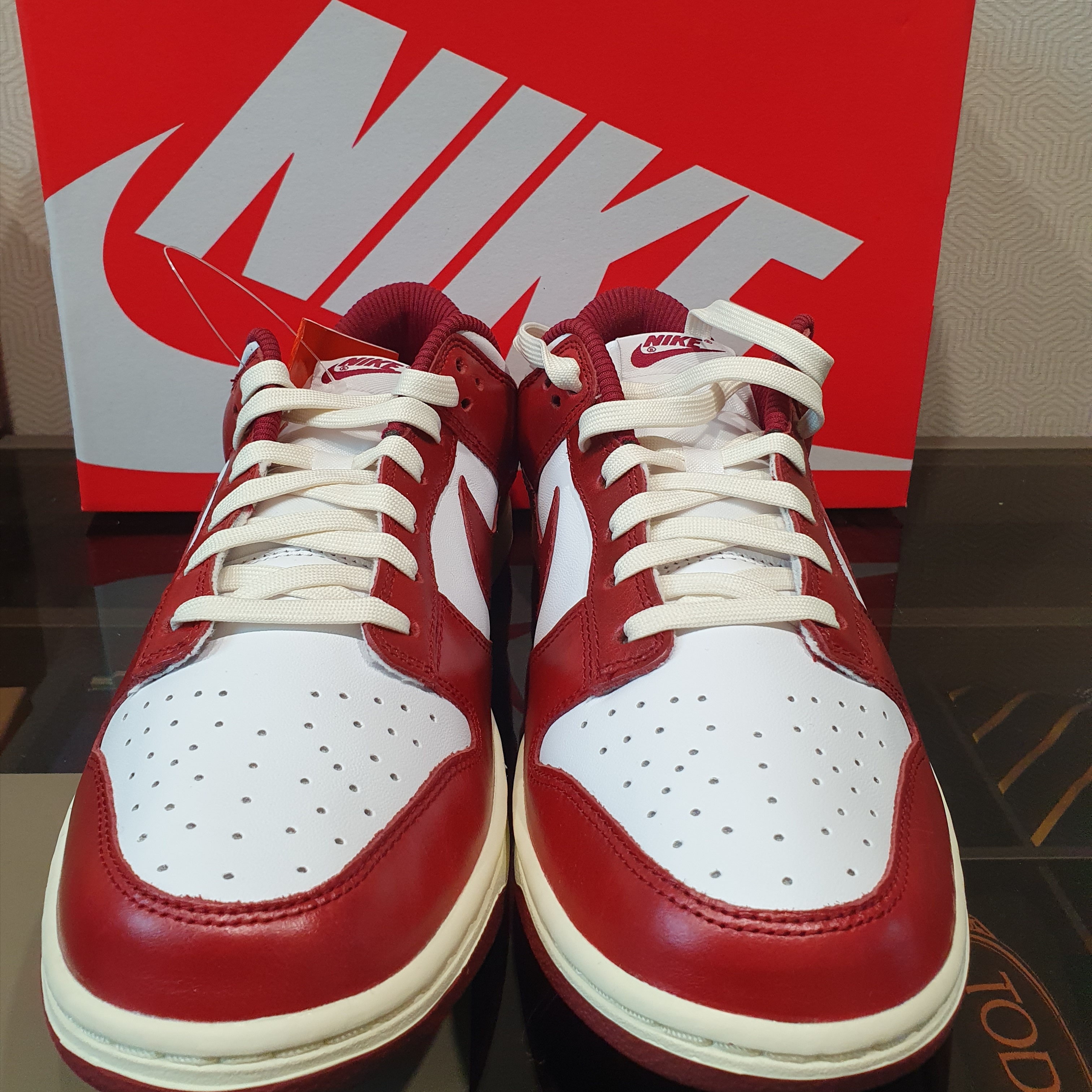 (W) Nike Dunk Low Retro PRM Team Red and White 착용 스타일 - 1