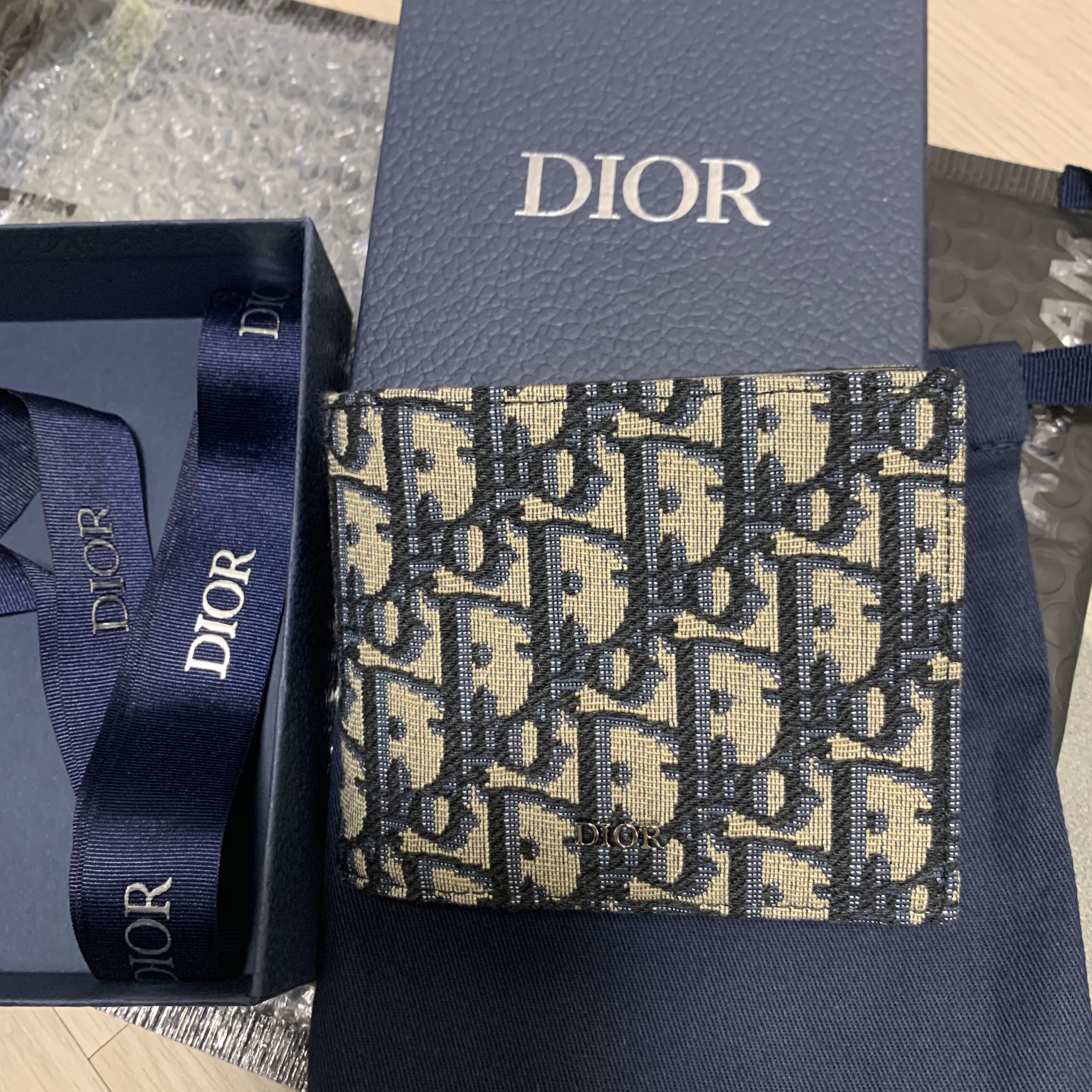 Dior Compact Wallet Beige & Black Dior Oblique Jacquard 착용 스타일
