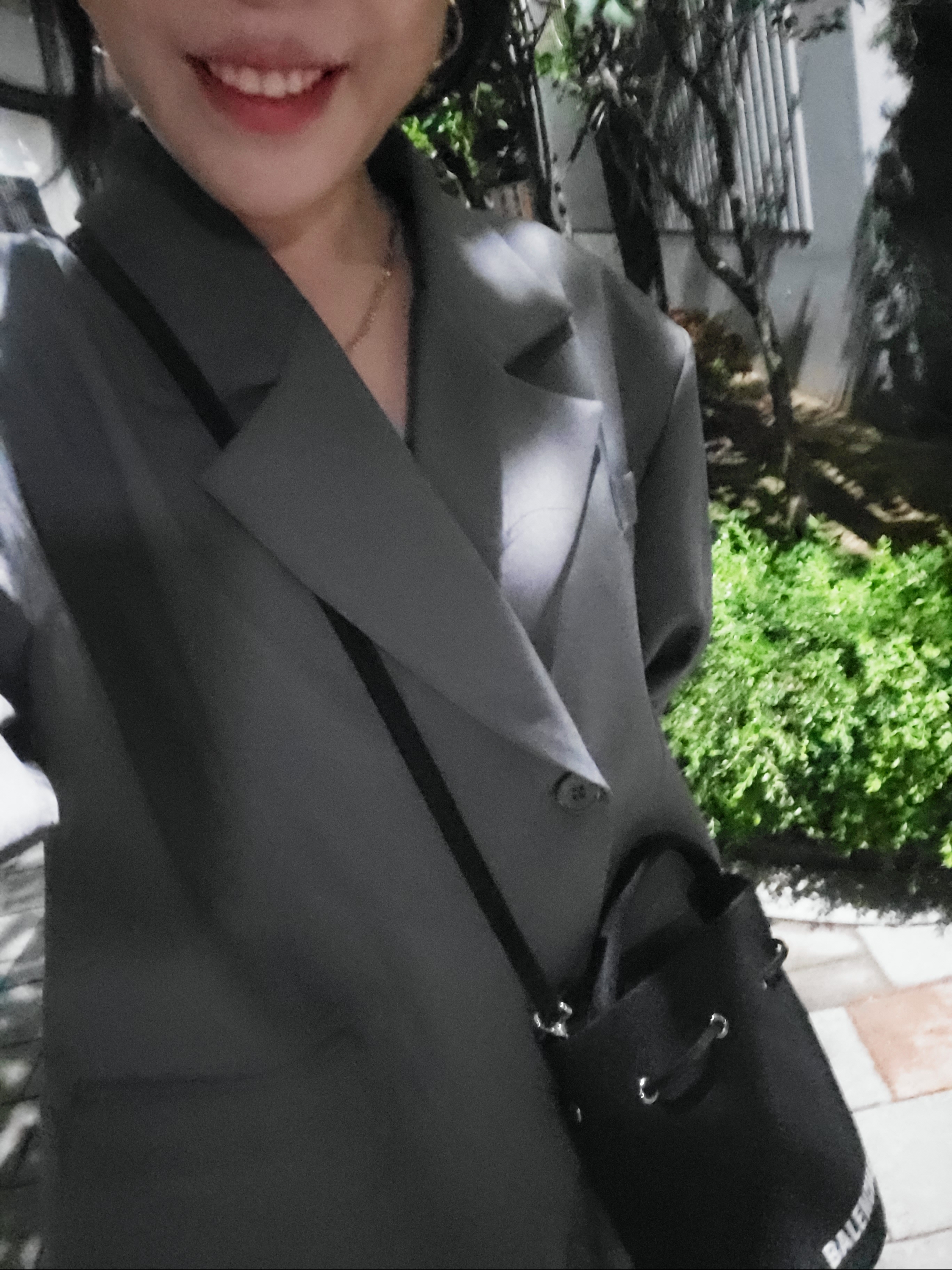 Balenciaga Wheel XS Drawstring Bucket Bag Black White 착용 스타일 - 2