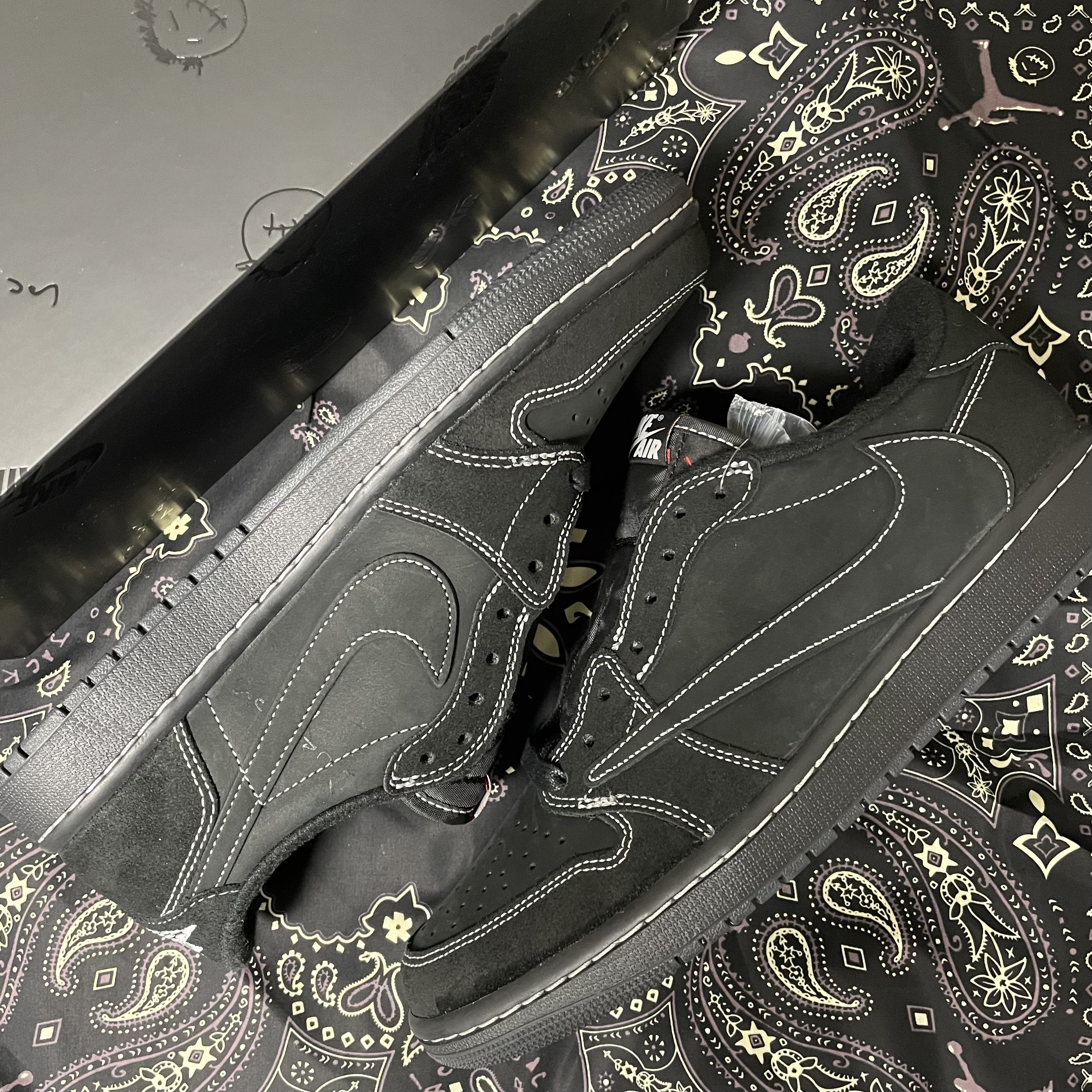 Jordan 1 x Travis Scott Retro Low OG SP Black Phantom 착용 스타일 - 2