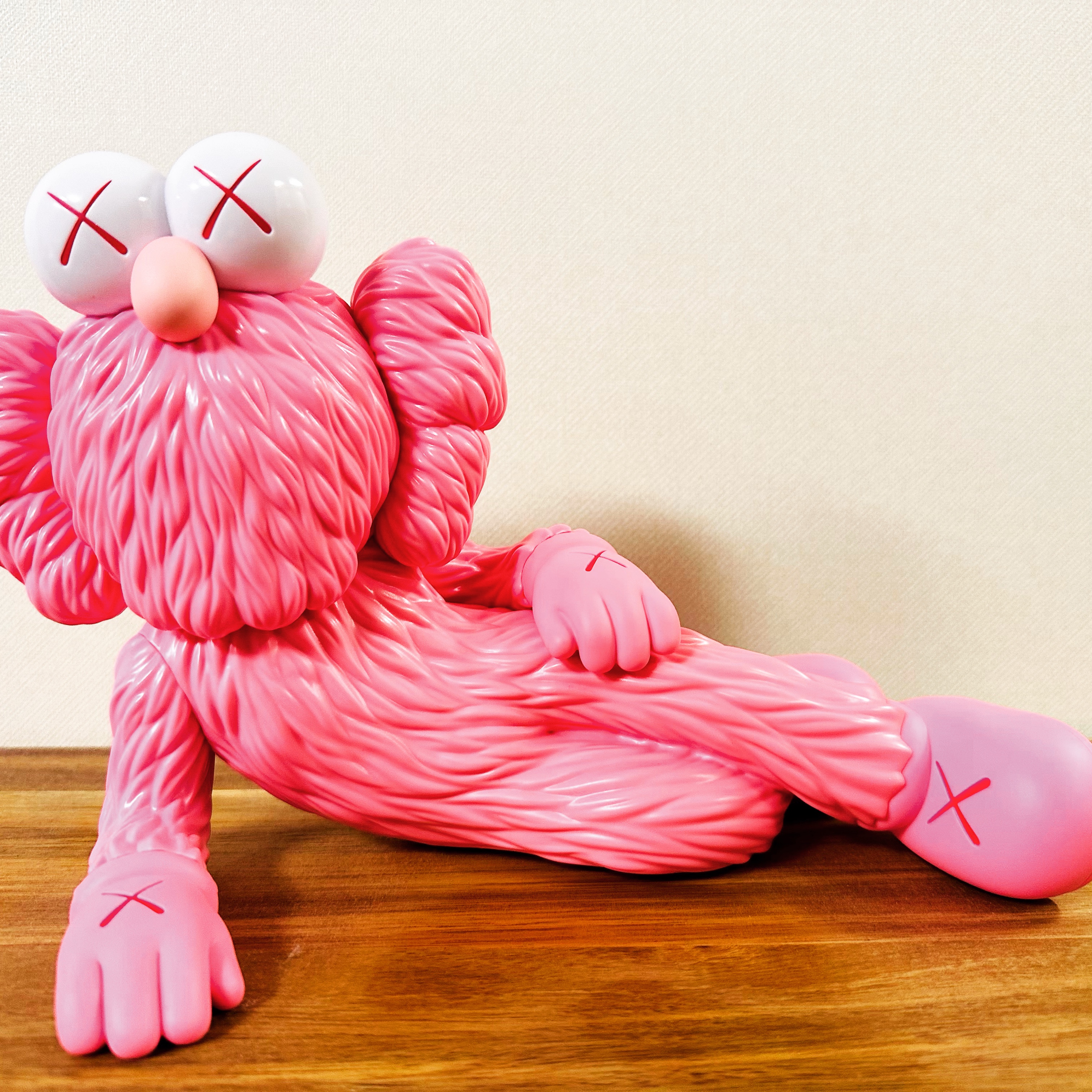 Kaws Time Off Vinyl Figure Pink 착용 스타일